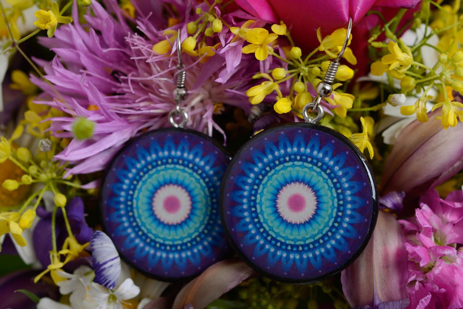 Handgemachte Ohrringe aus Polymer Ton in Blau mit Ornament in Decoupage Technik foto 1