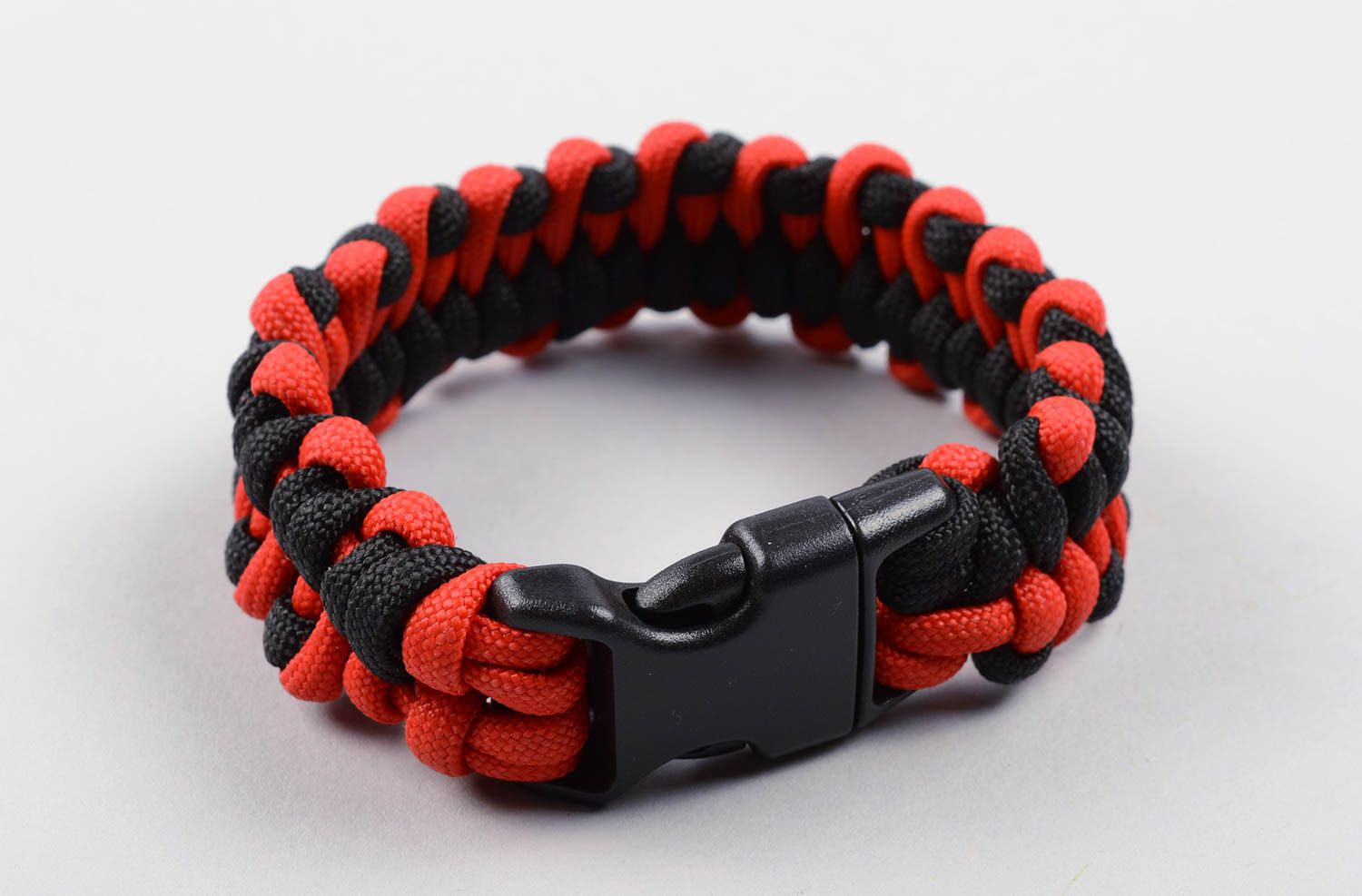 Bracelet paracorde rouge noir Bijou fait main Accessoire homme design original photo 2
