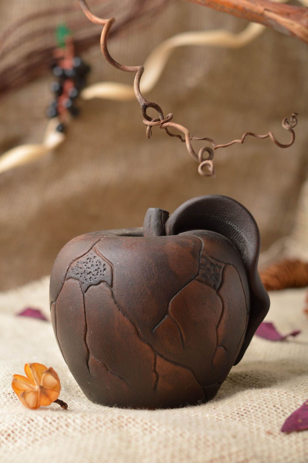 Handmade kleine dekorative Vase aus Ton in Form vom Apfel für eine Blume braun foto 1