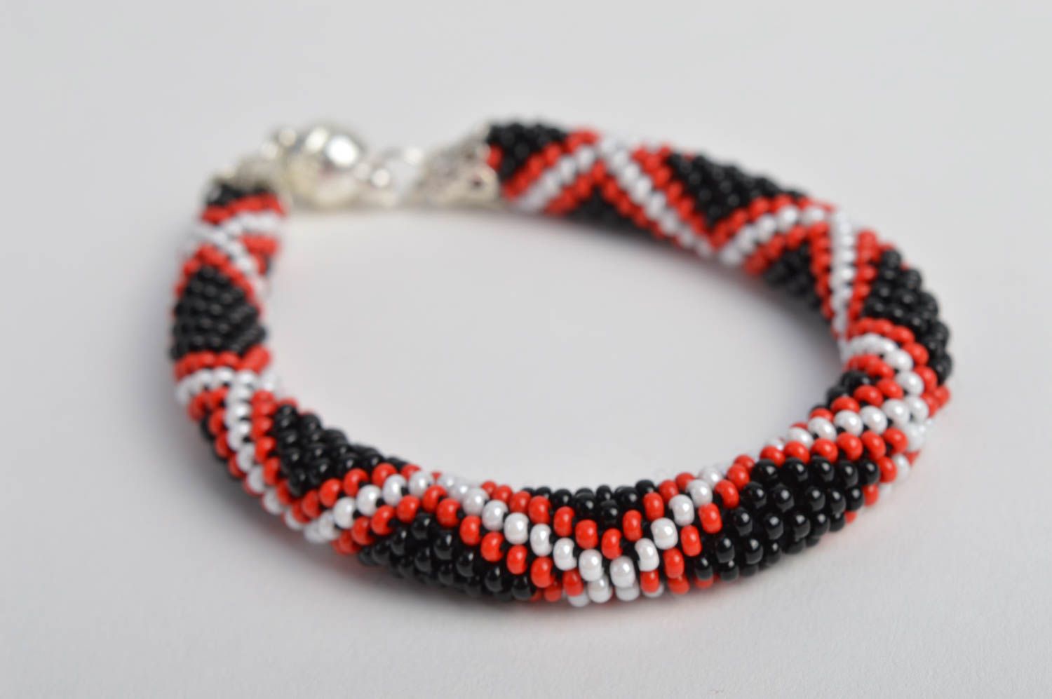 Bracelet perles de rocaille Bijou fait main noir motif blanc-rouge Cadeau femme photo 4
