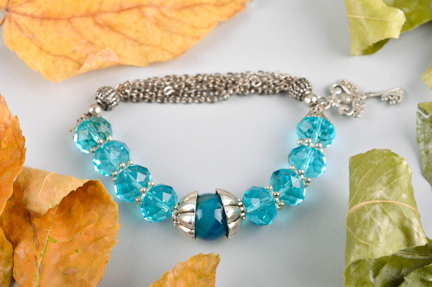 Bracelet bleu Bijou fait main perles de verre cristaux breloque clé Cadeau femme photo 1