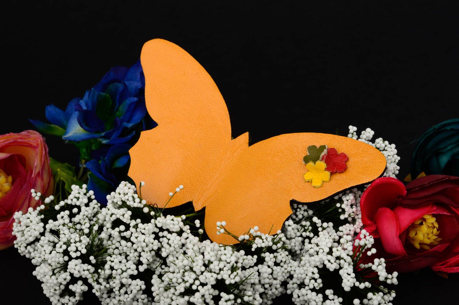 Broche jaune Bijou fait main papillon en cuir avec petites fleurs Cadeau femme photo 1