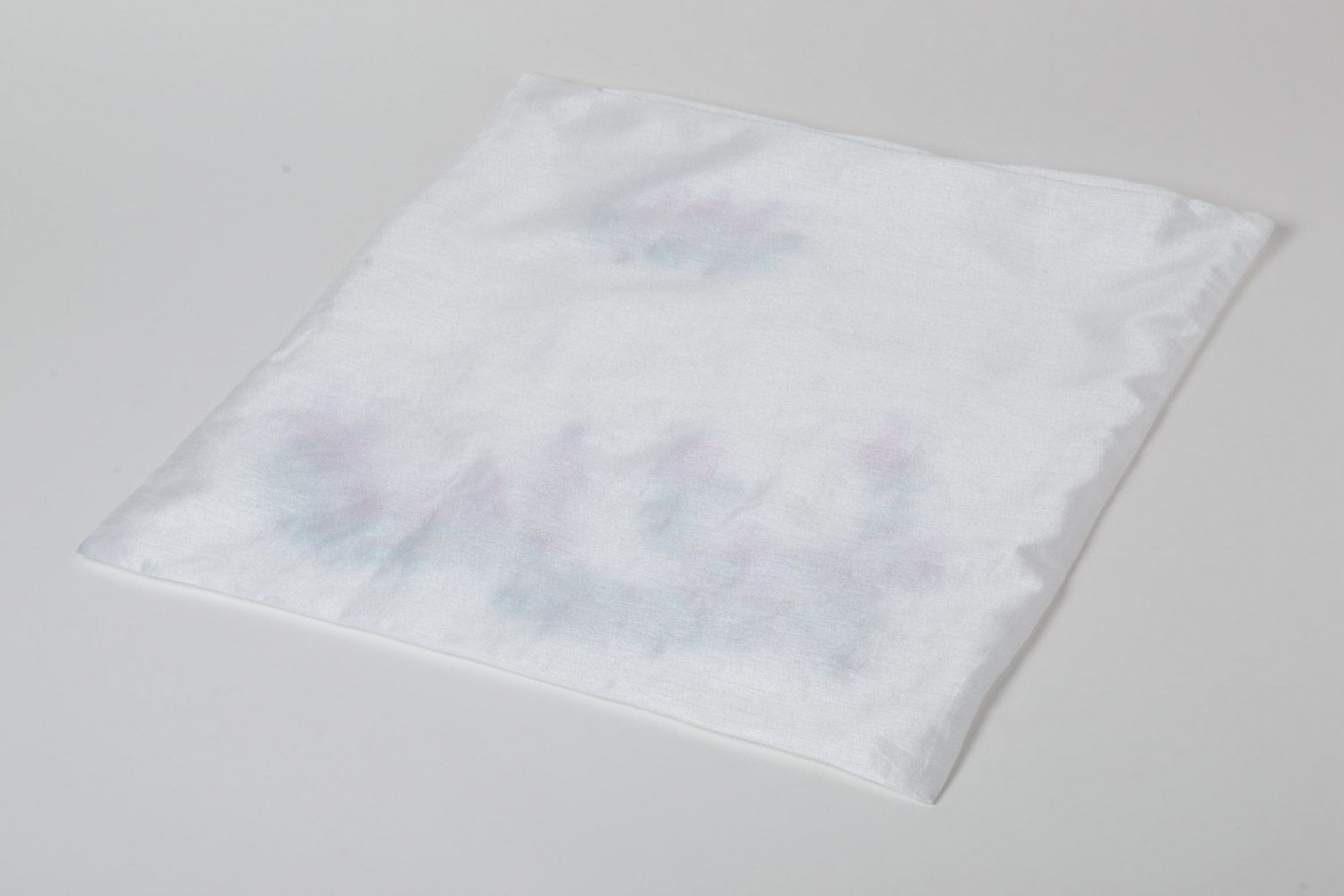 Exklusiver kleiner weißer Kissenbezug handmade mit Stickerei aus echten Stoffen für Interieur foto 5