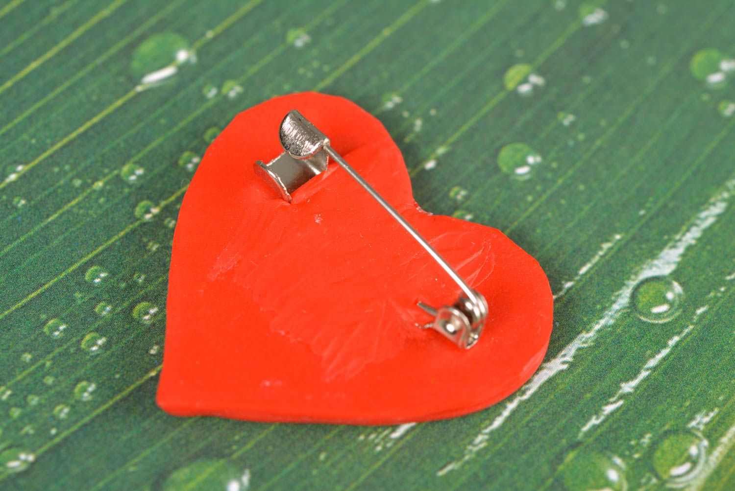 Broche original artesanal de arcilla polimérica con forma de corazón rojo  foto 2