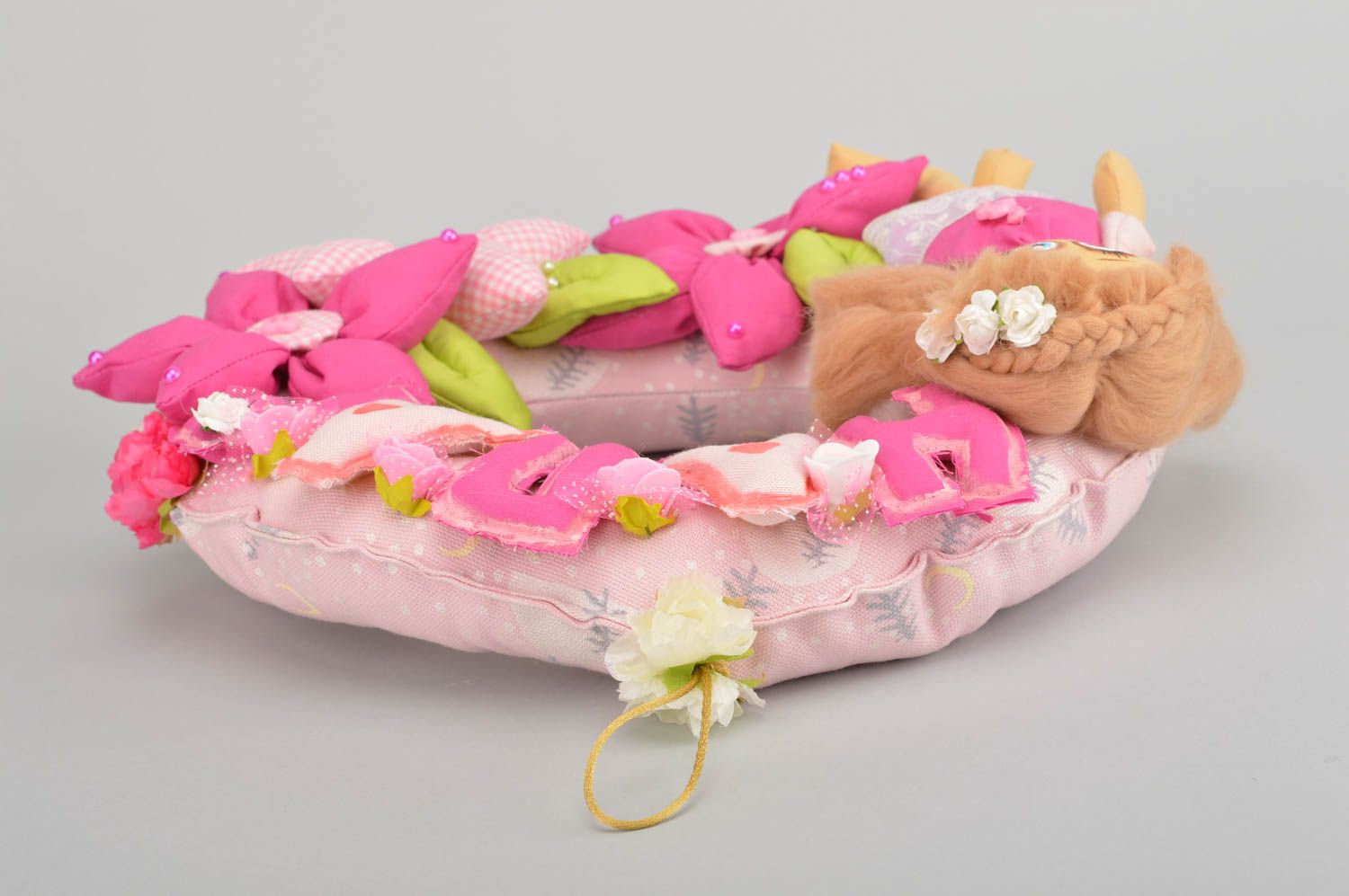 Мягкая подвеска детская из ткани ручной работы в виде венка с куклой красивый фото 5