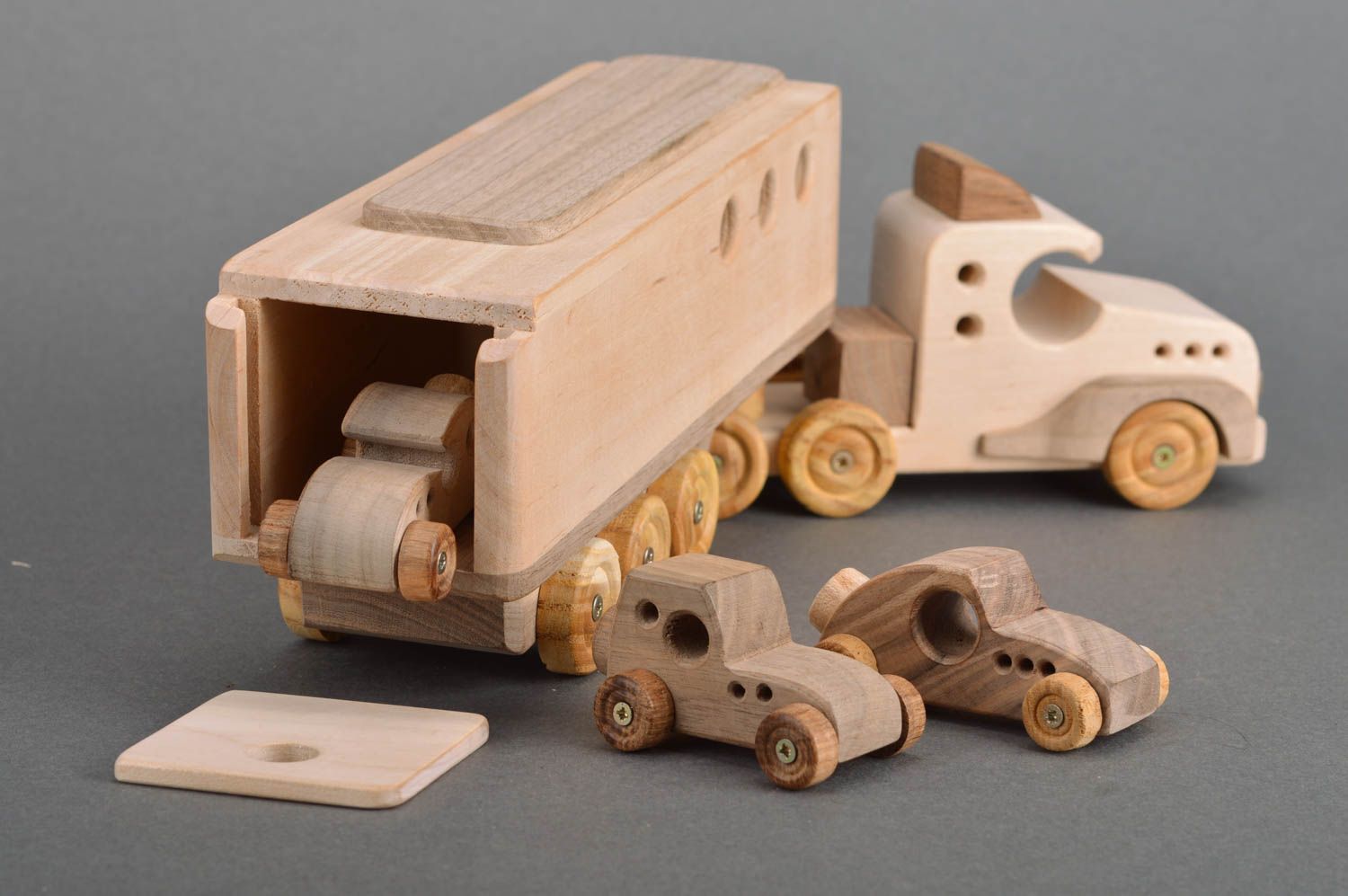 Набор деревянных машинок из 4 штук ручной работы трейлер и маленькие машинки фото 4