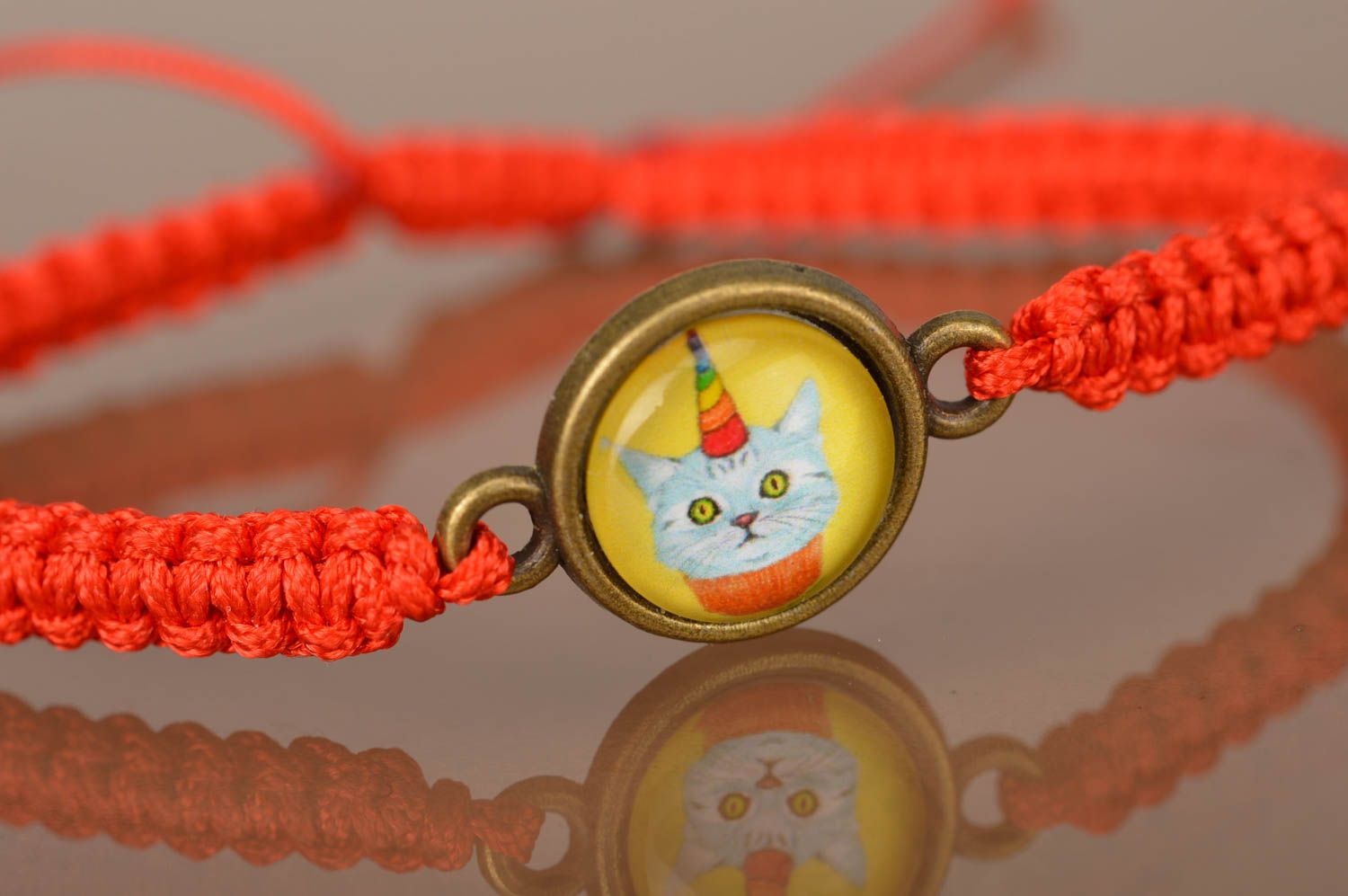 Geflochtenes Armband mit Katze aus Wachsschnur rot originell handmade schön foto 3