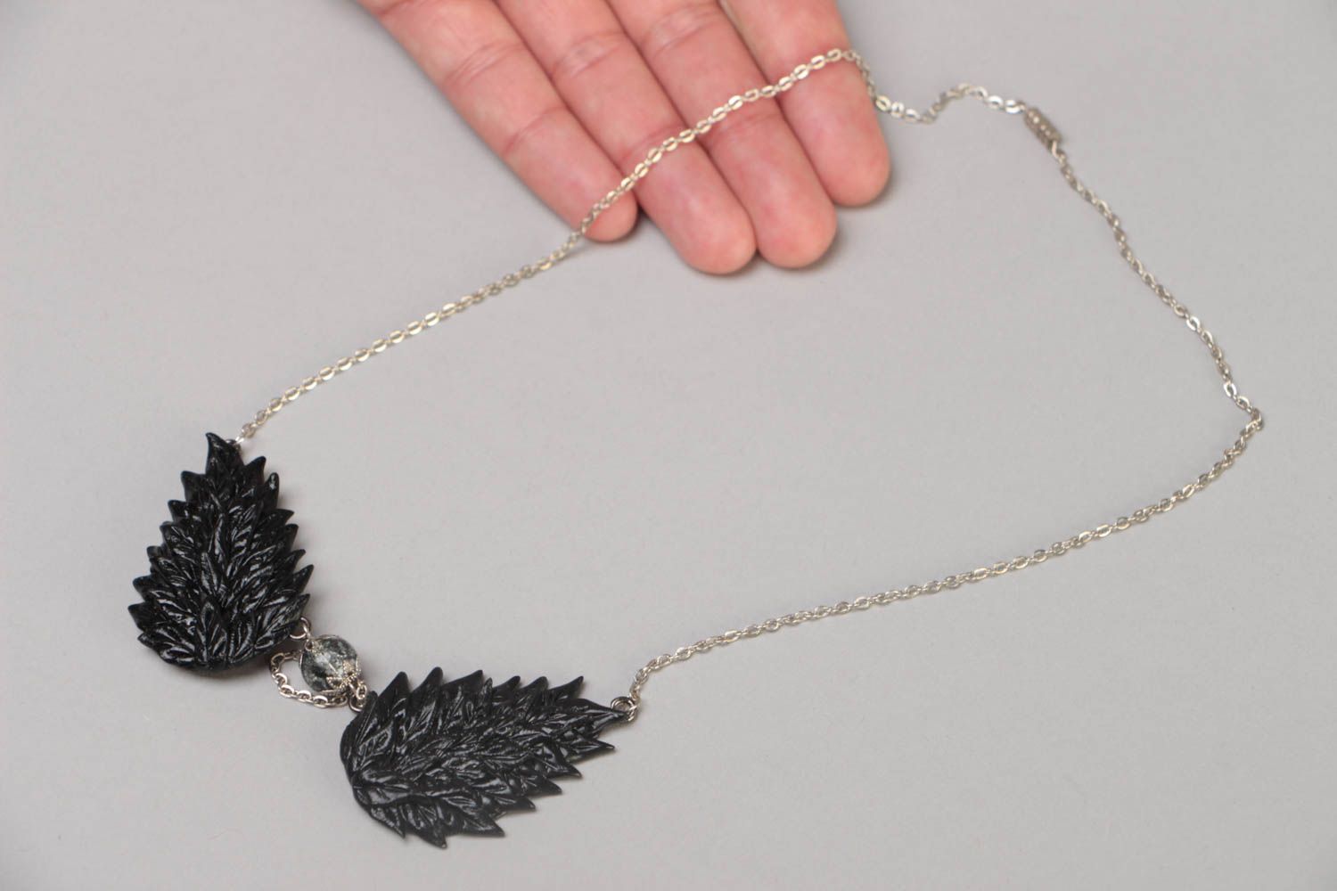 Schwarzes Collier mit Flügeln aus Polymerton an Metall Kette handmade Schmuck  foto 5