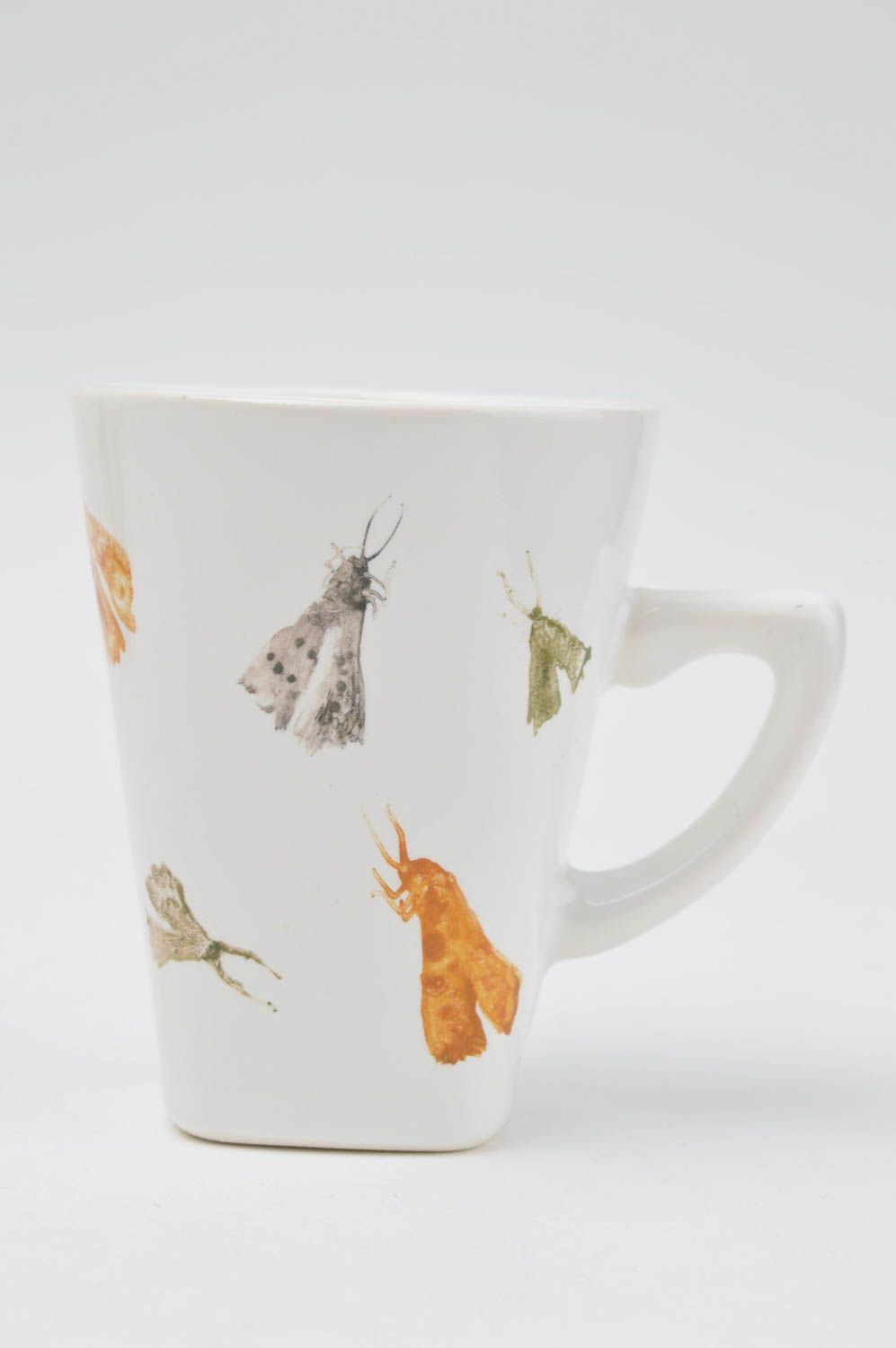 White porcelain drinking cup with handle and insects prints photo 3