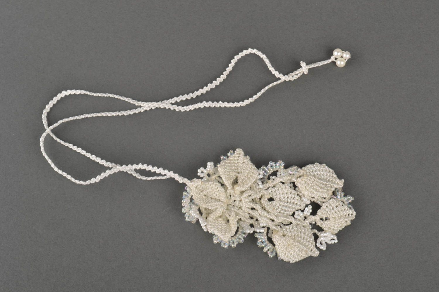 Pendentif fleurs en macramé Bijou fait main blanc élégant Cadeau pour femme photo 3