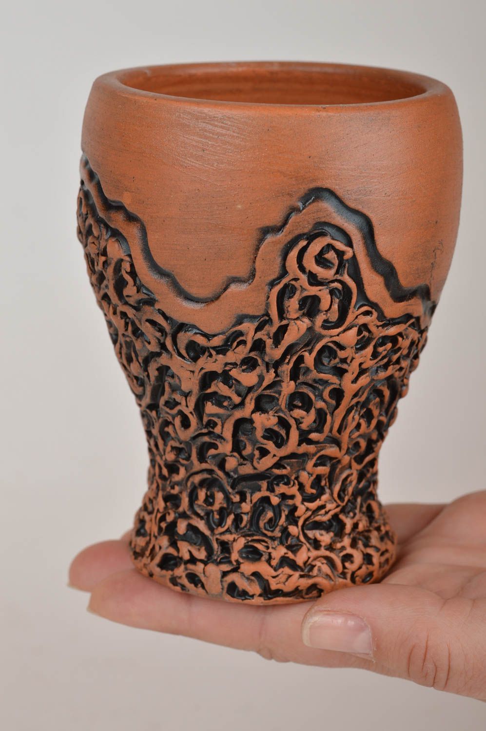 Copo bonito de cerâmica de cor fosco na perna artesanal foto 3