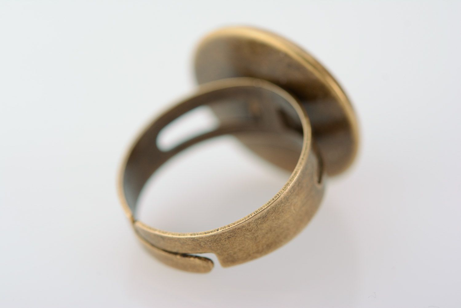 Runder metallischer handgemachter Ring aus Epoxidharz mit echter Blume für Damen foto 3