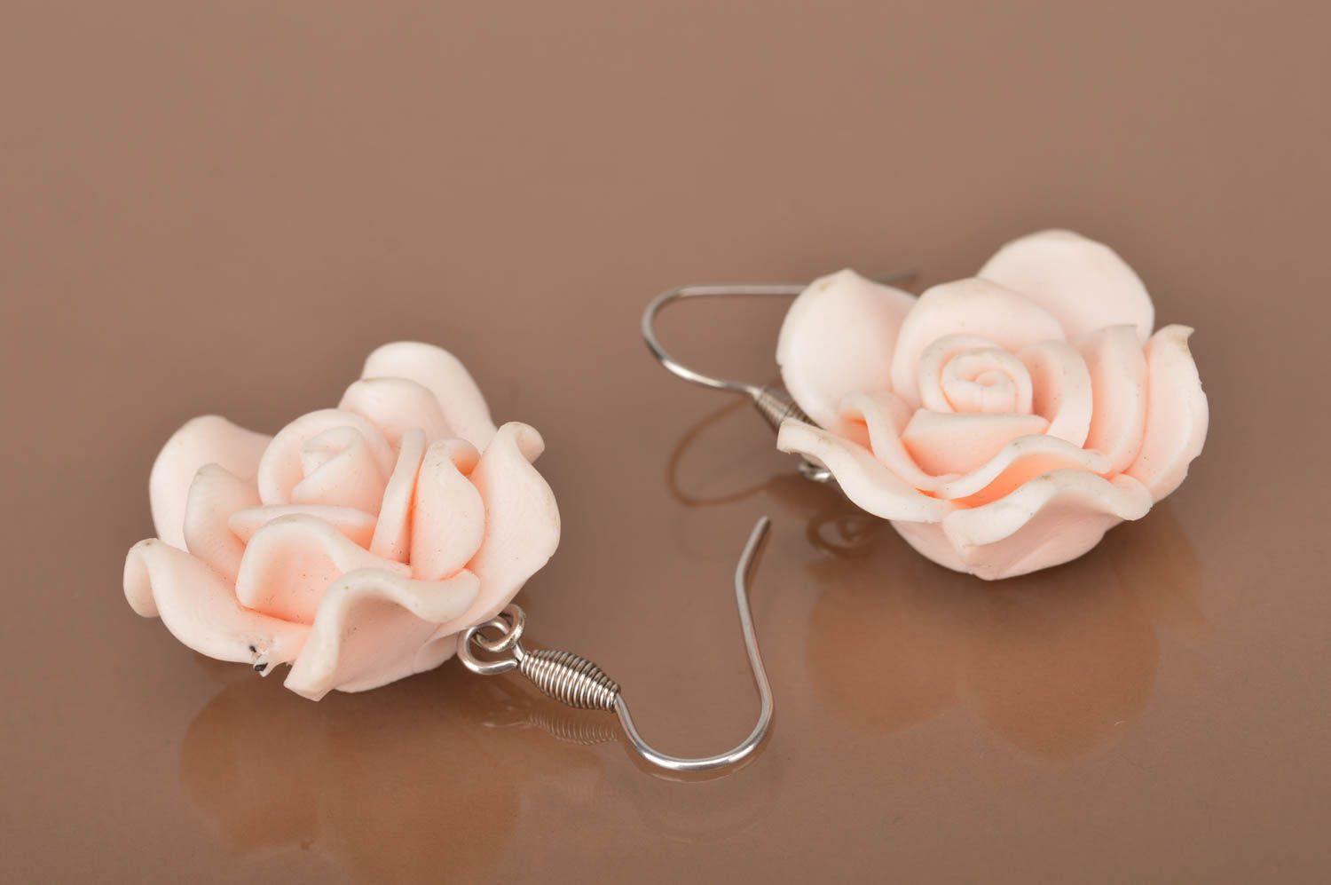 Boucles d'oreilles pendantes Bijou fait main roses clair Accessoire femme design photo 4
