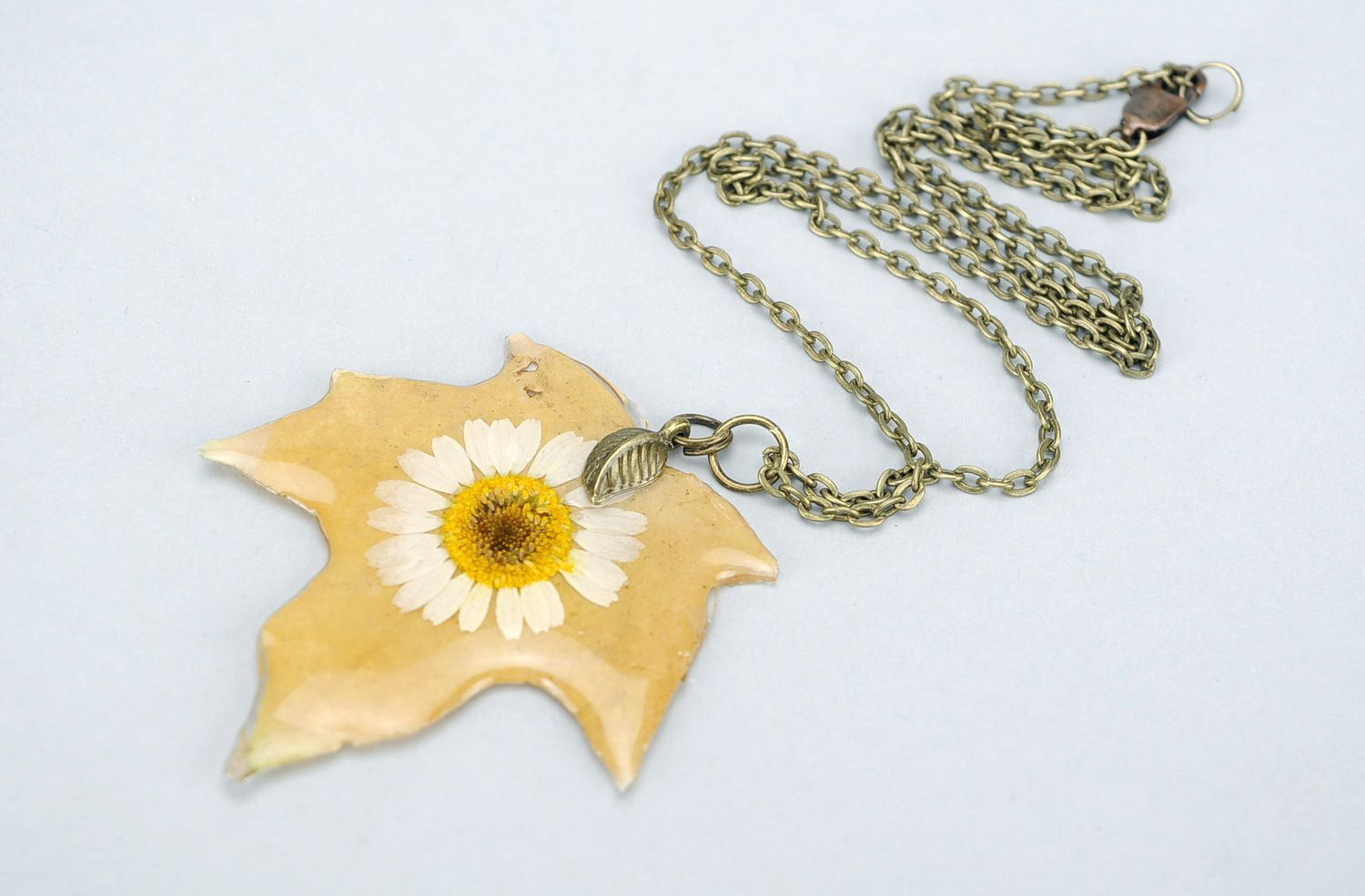 Pendant Sycamore leaf with chamomile photo 2