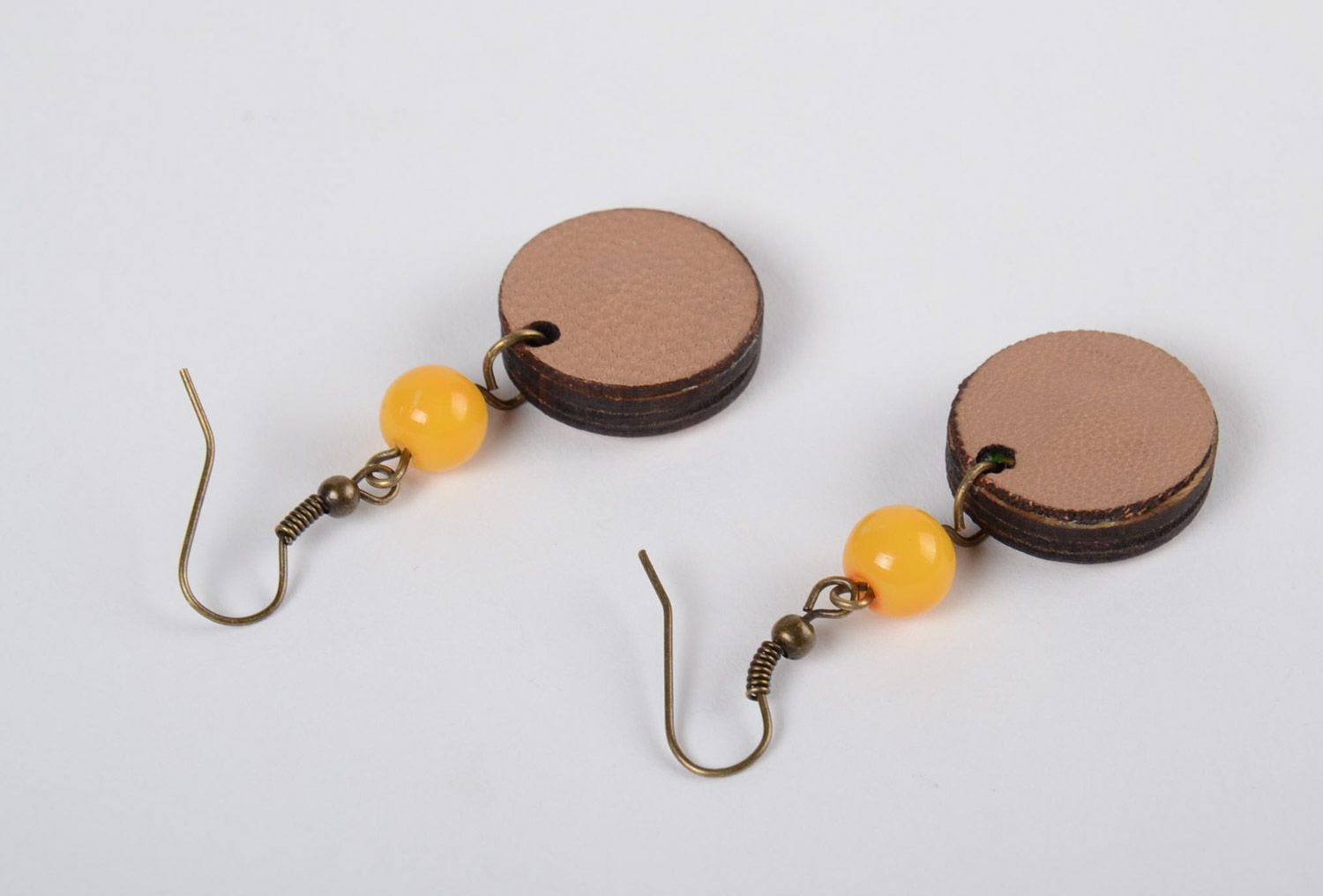 Handgemachte runde Ohrringe aus Furnierholz mit Stickerei originell Frauen Schmuck  foto 3