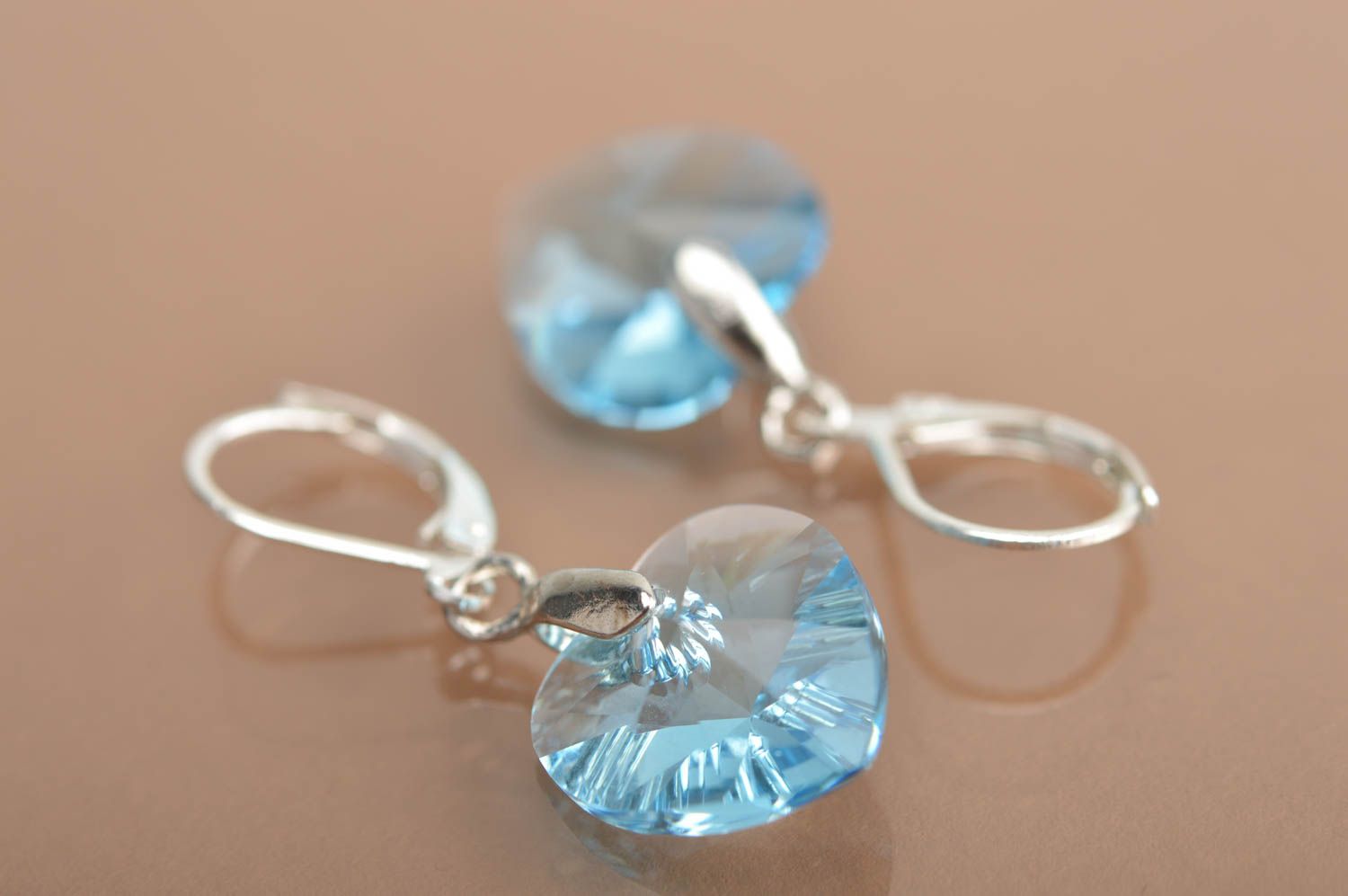 Orecchini con cristalli fatti a mano accessorio originale cuori da donna azzurri foto 4