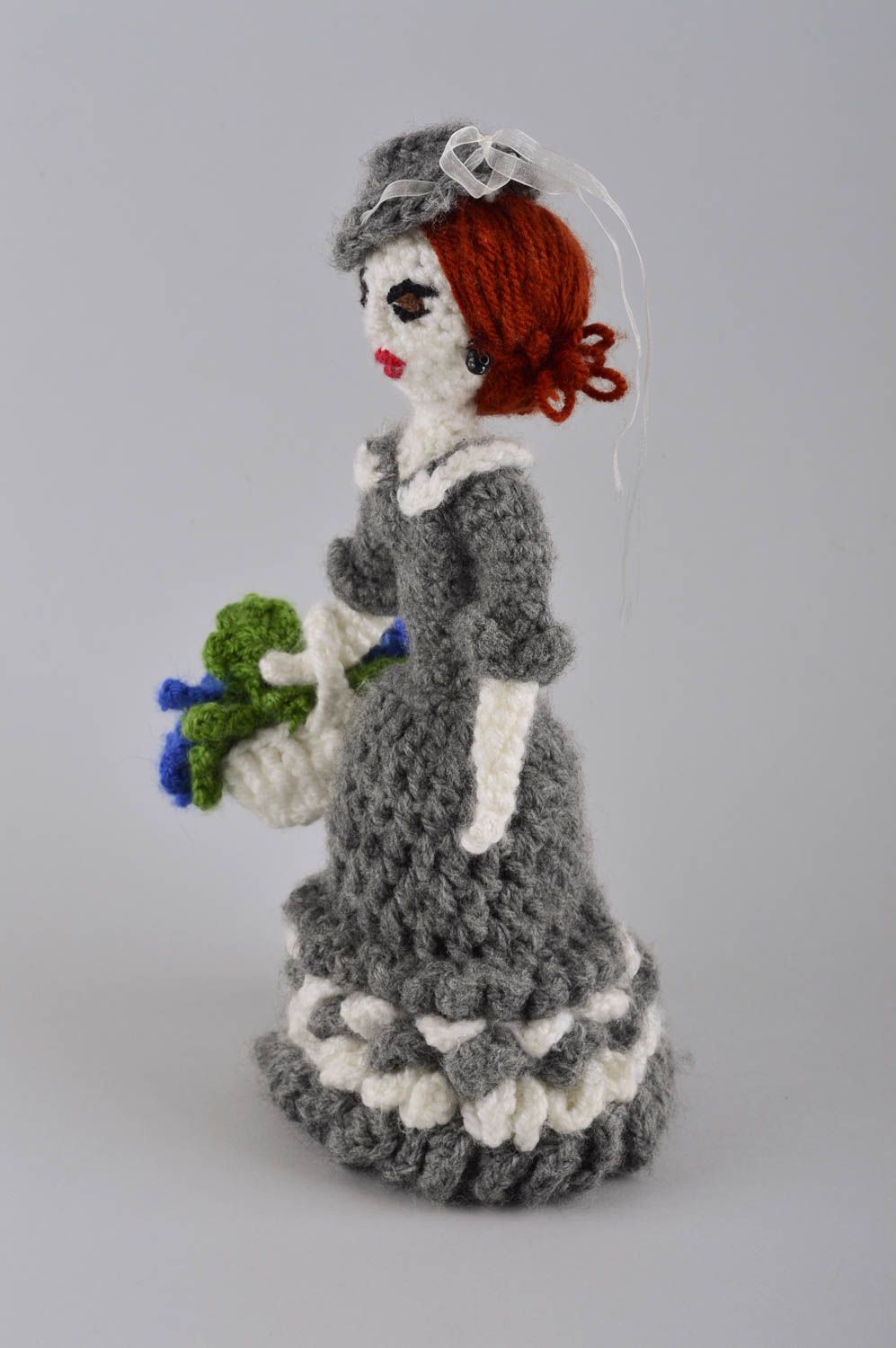 Мягкая игрушка куклы ручной работы кукла крючком интерьерная Дама в сером фото 5