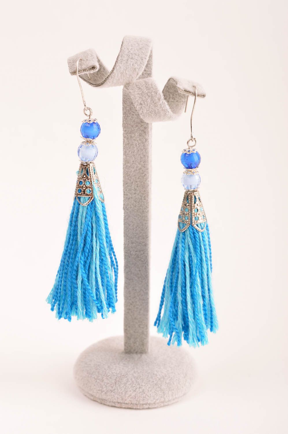 Серьги кисточки украшение ручной работы серьги из ниток голубые с подвесками фото 2