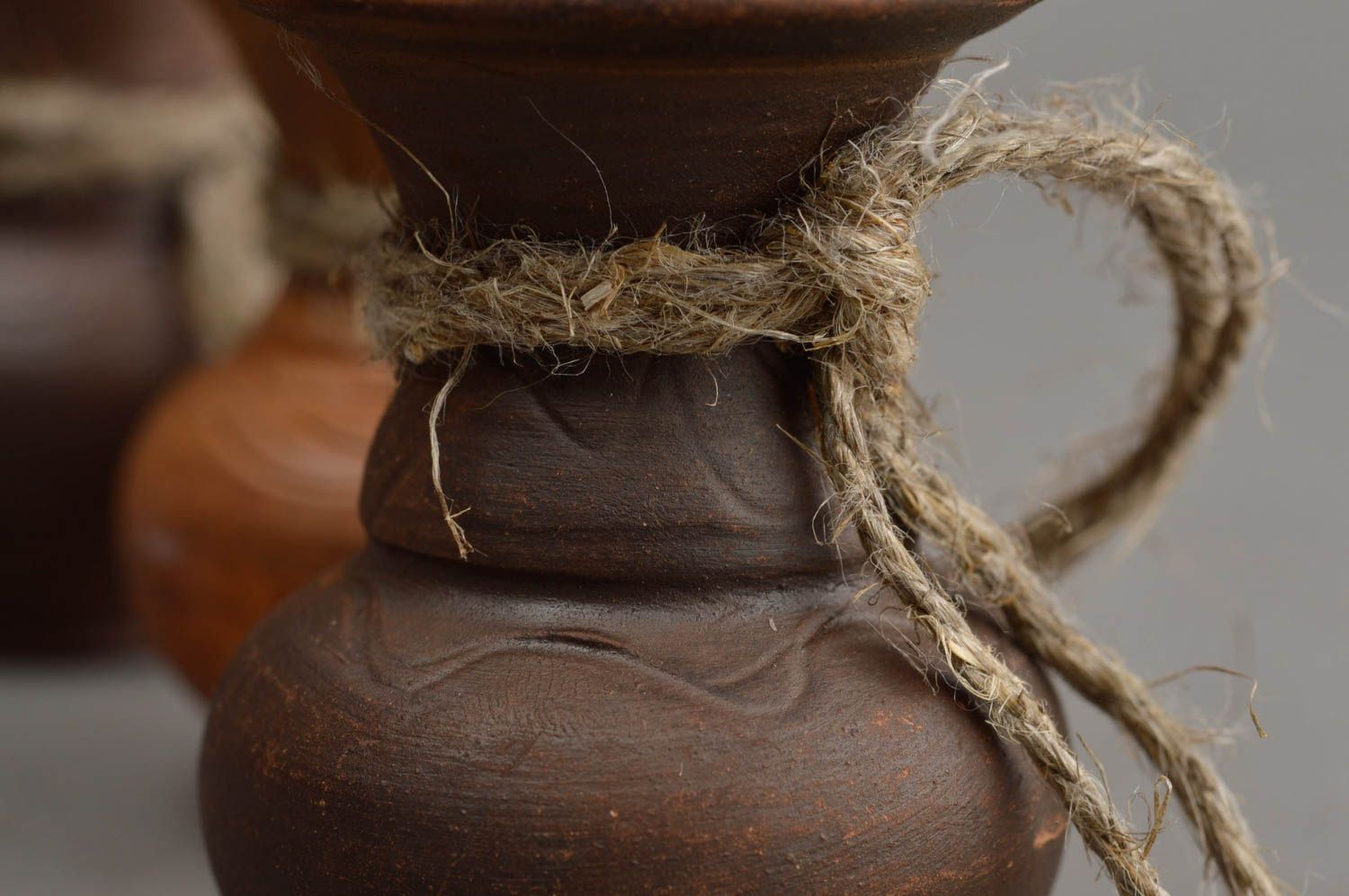 Décoration à suspendre en argile cruches marron sur cordon faite main originale photo 5