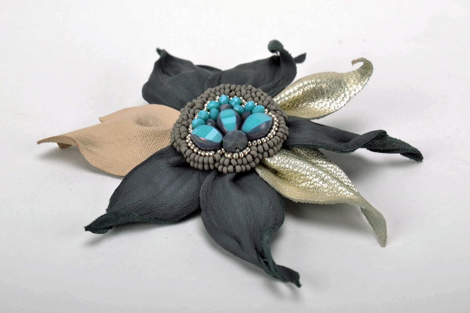 Grampo-broche de couro Flor cinzento acessórios artesanais foto 3