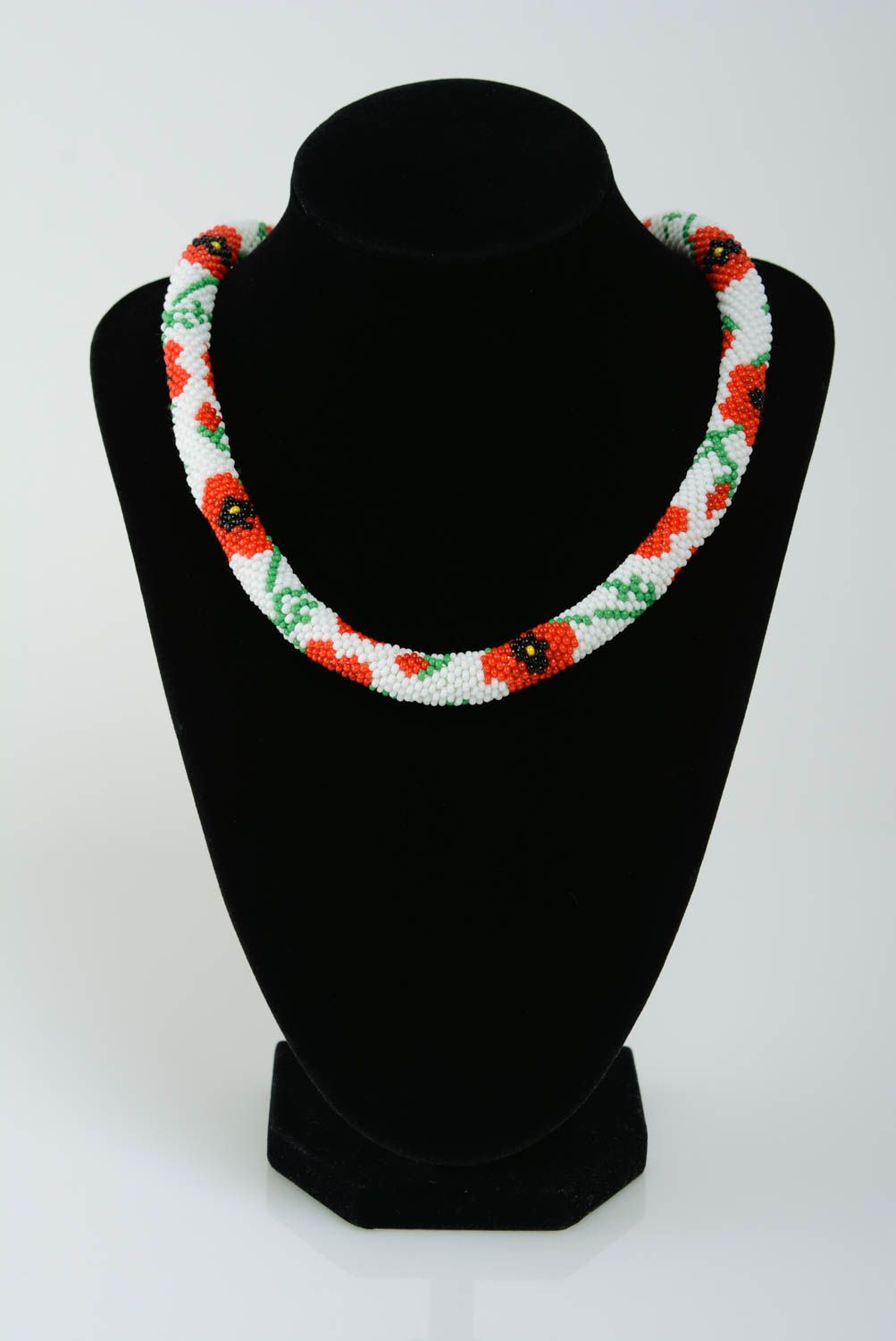 Комплект украшений из бисера колье и серьги цветочные ручной работы белый с красным фото 3