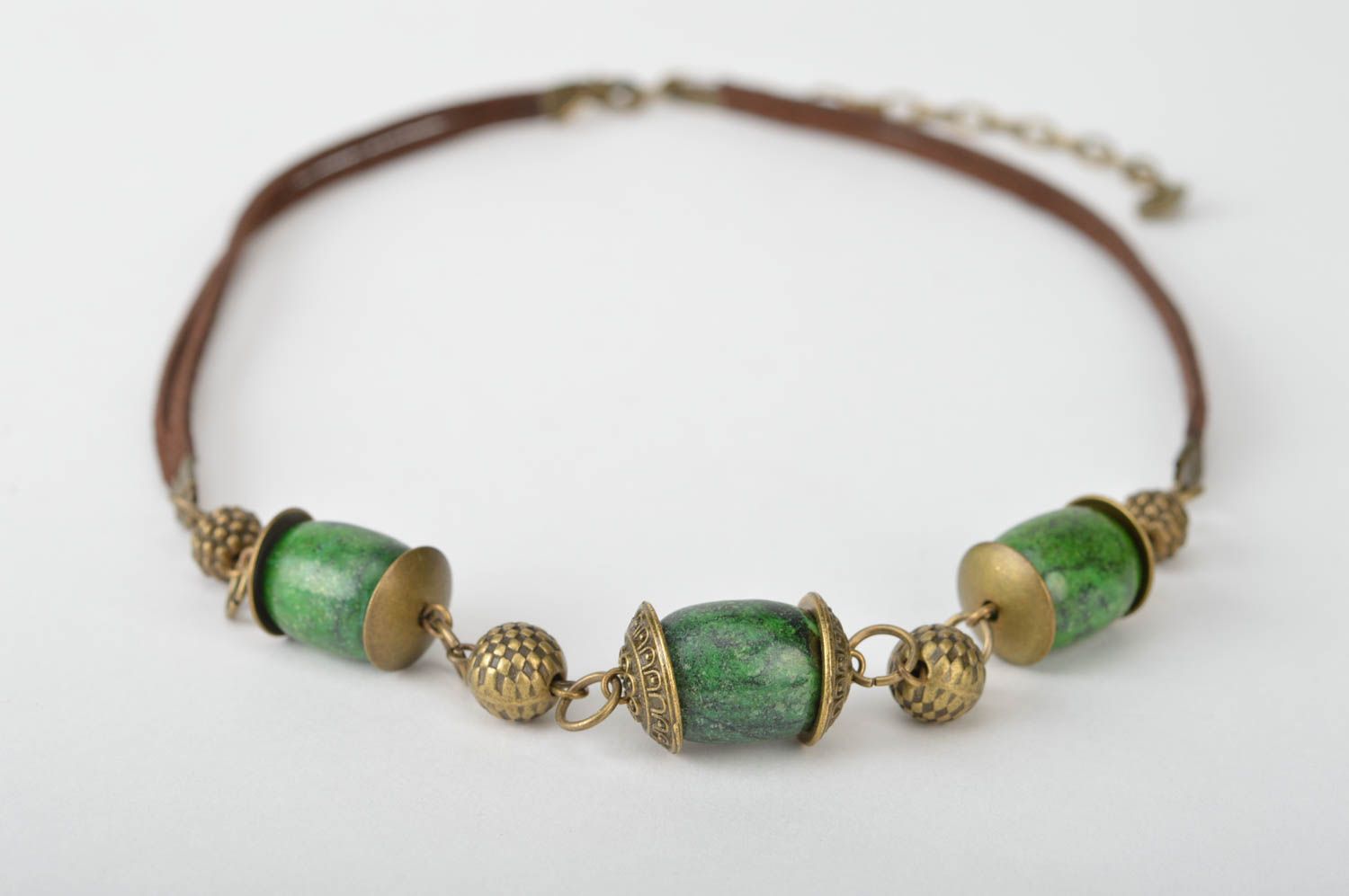 Joli collier sur lacet avec perles fantaisie vertes et métal fait main photo 5