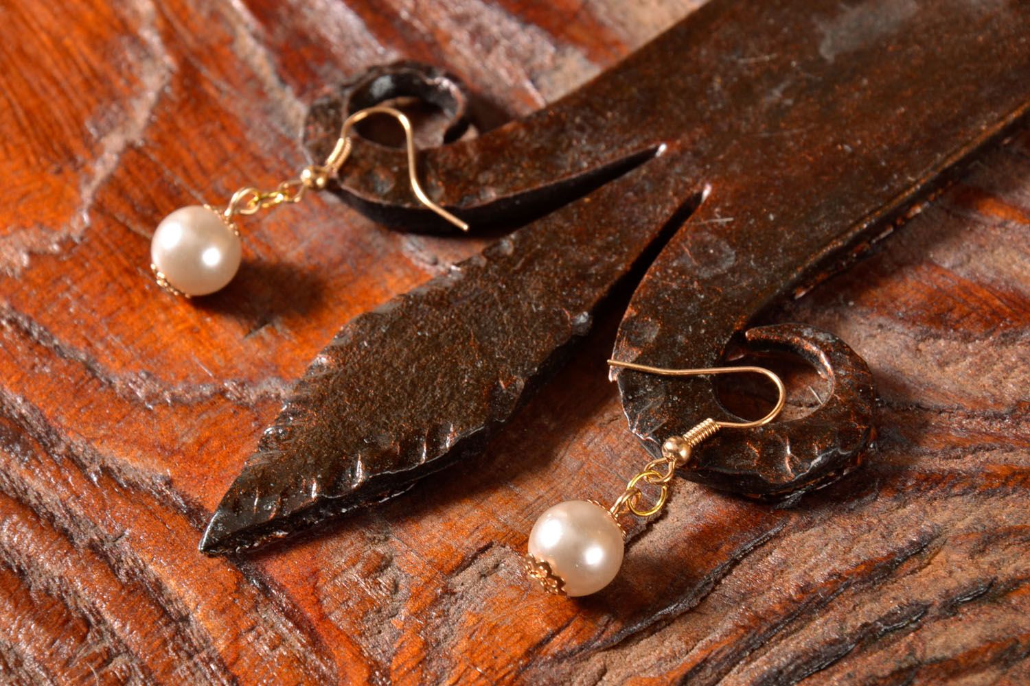 Earrings with artificial pearls photo 1