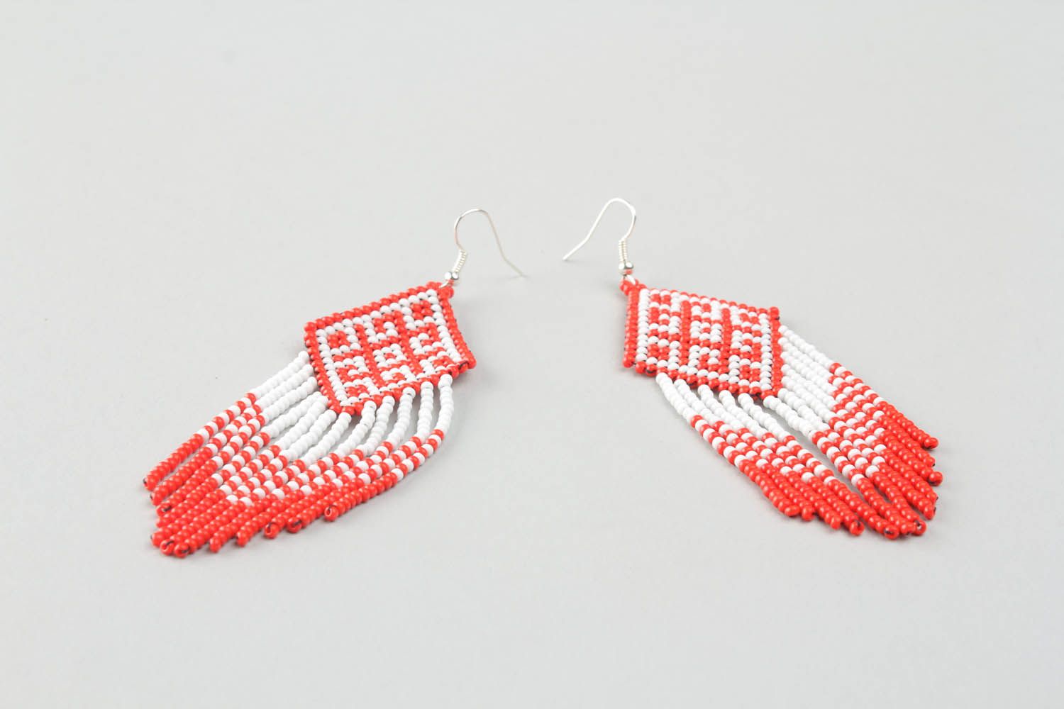 Red and white beaded earrings photo 3
