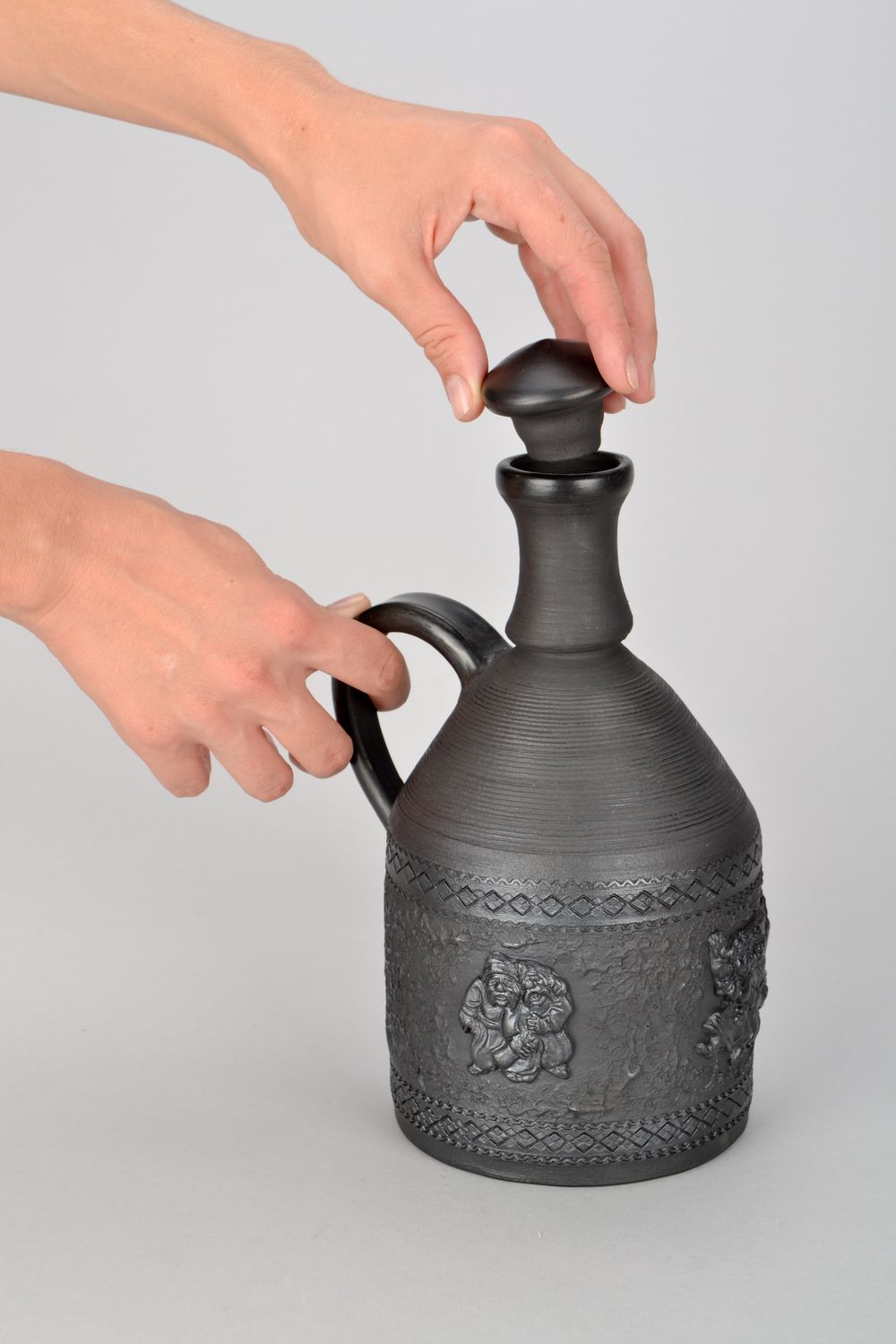 45 oz ceramic black color wine carafe with handle and lif 2,4 lb photo 2