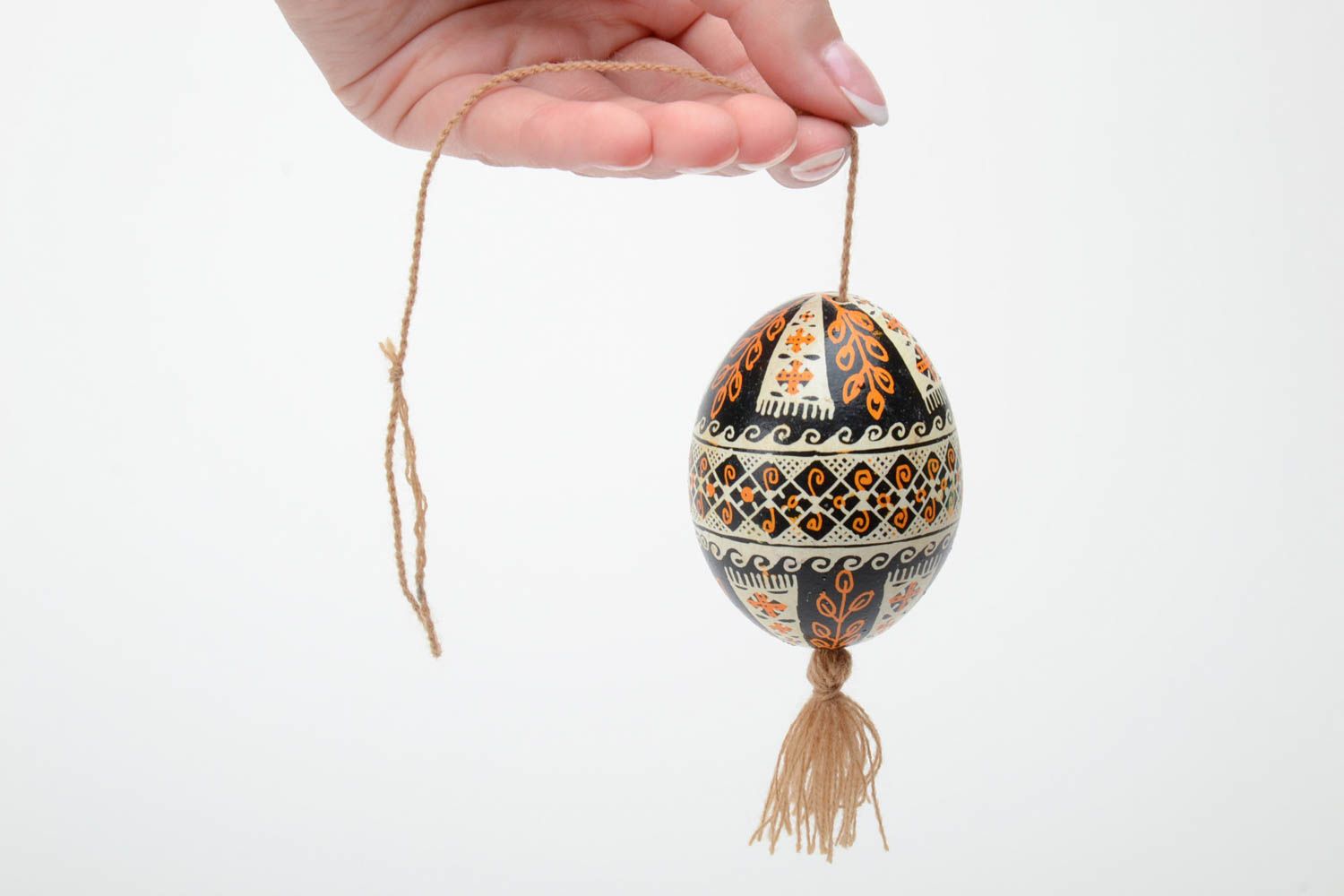 Colgante decorativo con forma de huevo pintado en la técnica de encerado artesanal  foto 4