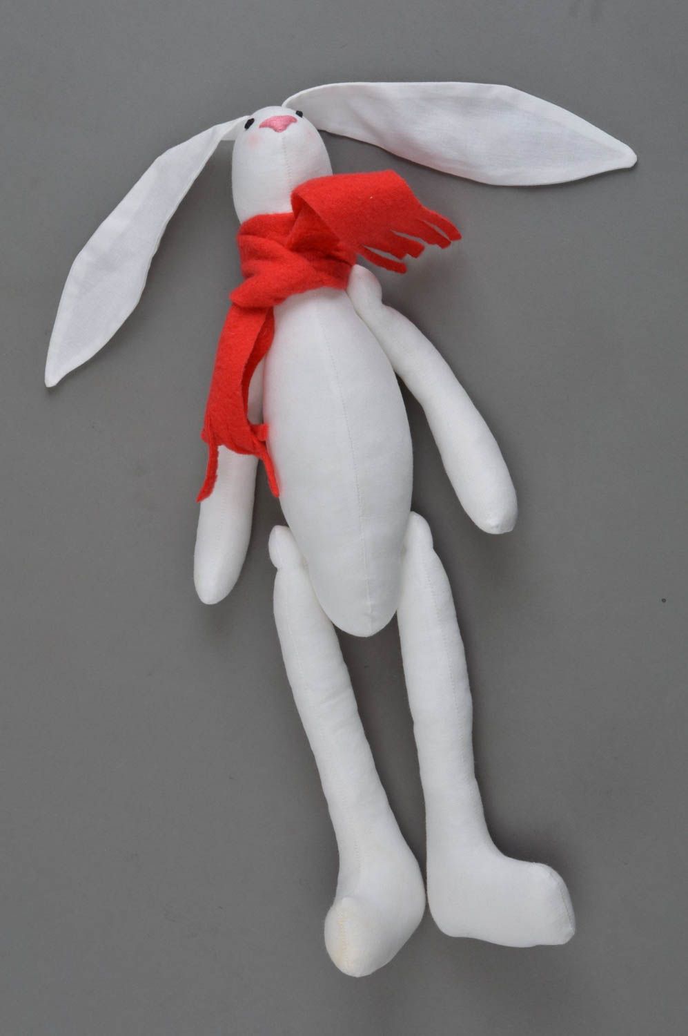 Мягкая игрушка ручной работы заяц белый с красным шарфом из льняной ткани фото 3