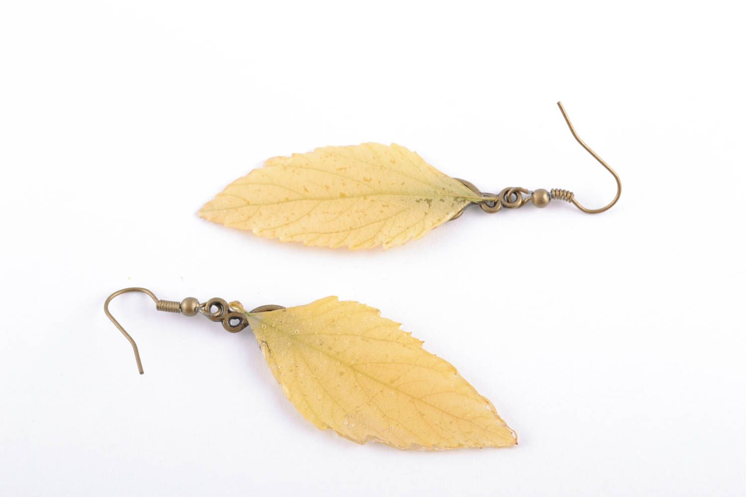 Boucles d'oreilles pendantes longues faites main avec feuilles en résine époxyde photo 4