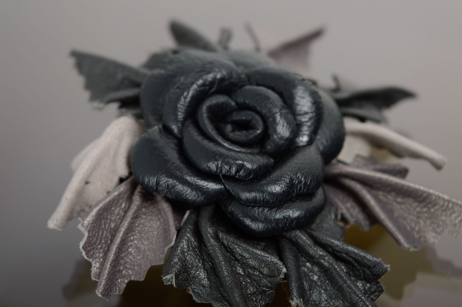 Broche de cuero negro con forma de flor foto 3