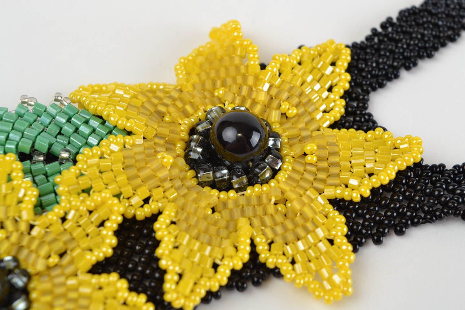 Long collier en perles de rocaille noir avec tournesols jaunes fait main photo 3