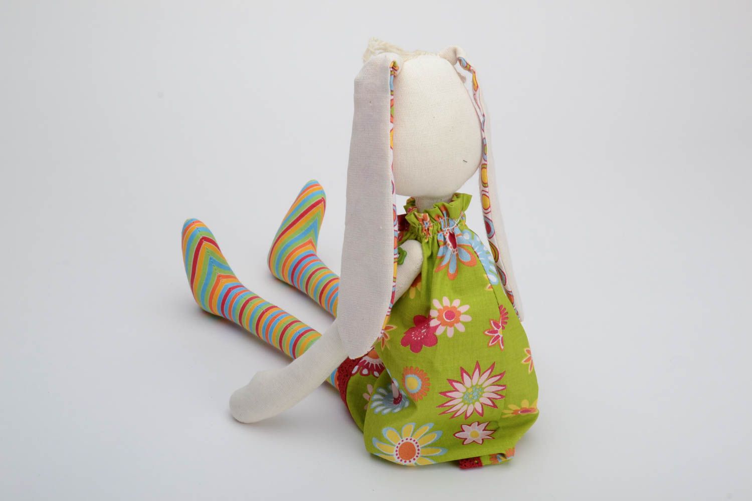 Jouet mou Lapin en robe original cousu en coton multicolore fait à la main photo 4