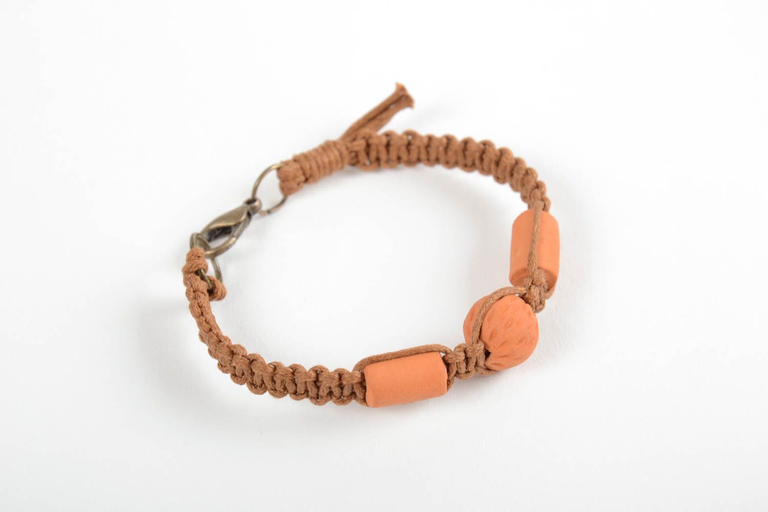 Плетеный браслет из вощеного шнура с бусинами коричневый аксессуар ручной работы фото 6