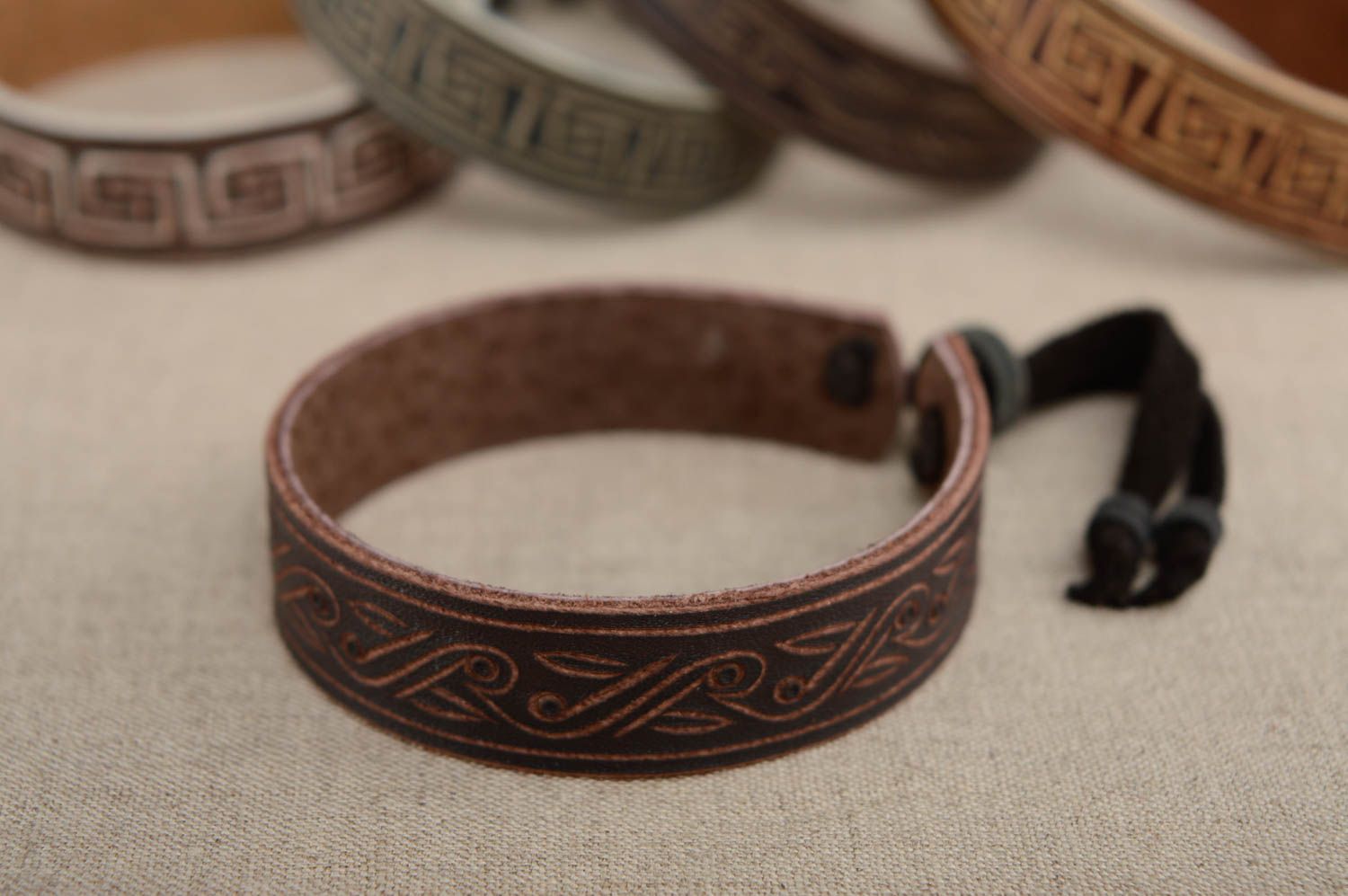 Bracelet en cuir naturel marron avec ornement fait main style ethnique photo 2