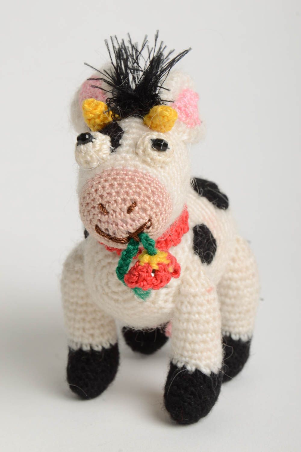 Gehäkeltes Spielzeug handgemachtes Spielzeug Kuscheltier Stoff Kuh mit Blume foto 2