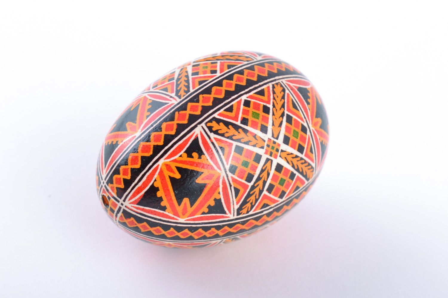 Яркое расписное куриное яйцо ручной работы с традиционными орнаментами фото 4