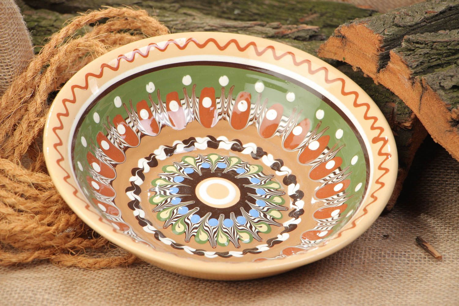 Керамическая тарелка глубокая с росписью цветными эмалями для подачи блюд хенд мэйд фото 1