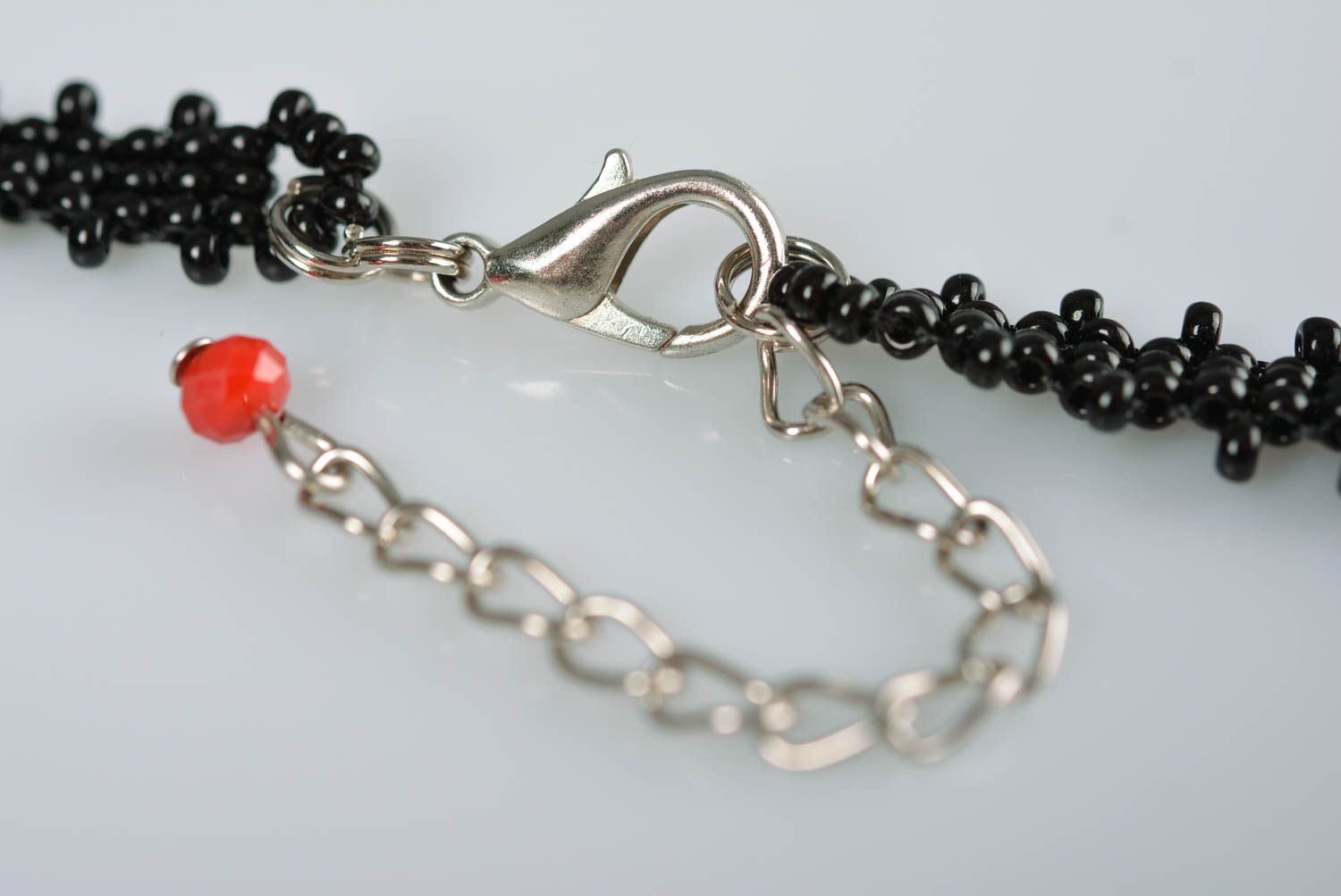 Collier en perles de rocaille avec fleurs rouges sur fond noir fait main photo 5