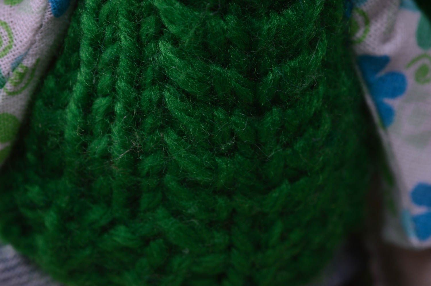 Designer Kuscheltier Hase mit langen Ohren aus Baumwolle in grüner Jacke foto 3