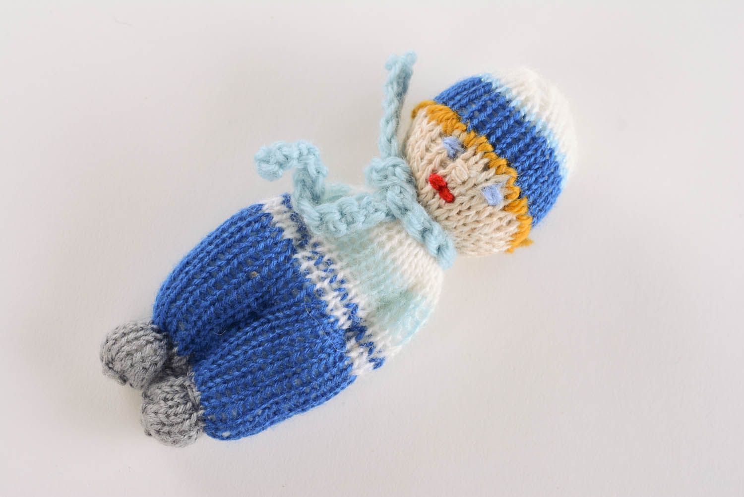 Petite poupée tricotée avec des aiguilles décorative  photo 1