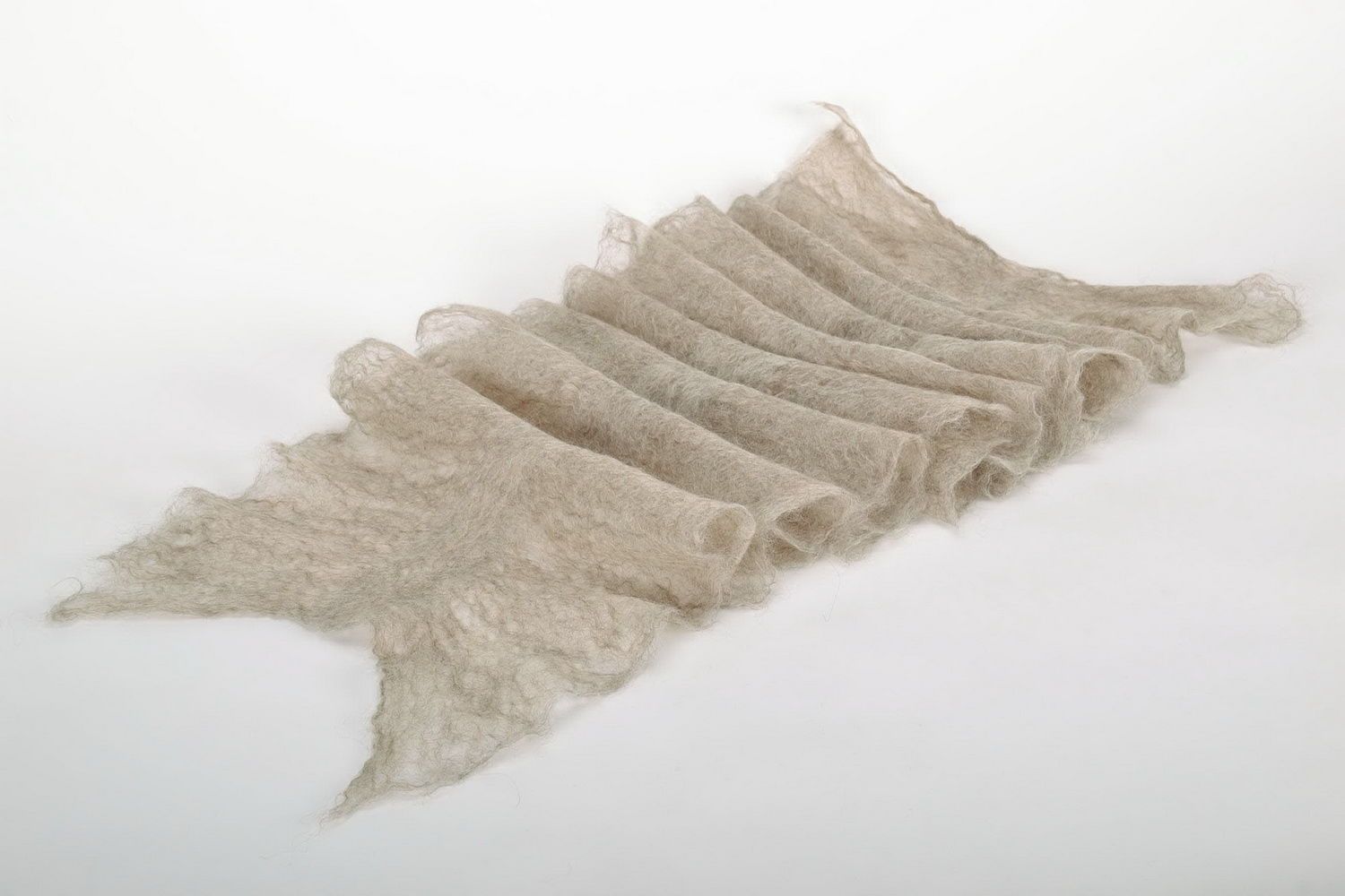 Grauer handgemachter Schal aus Wolle Spinnfaden nasse Filzbildung-Technik foto 3