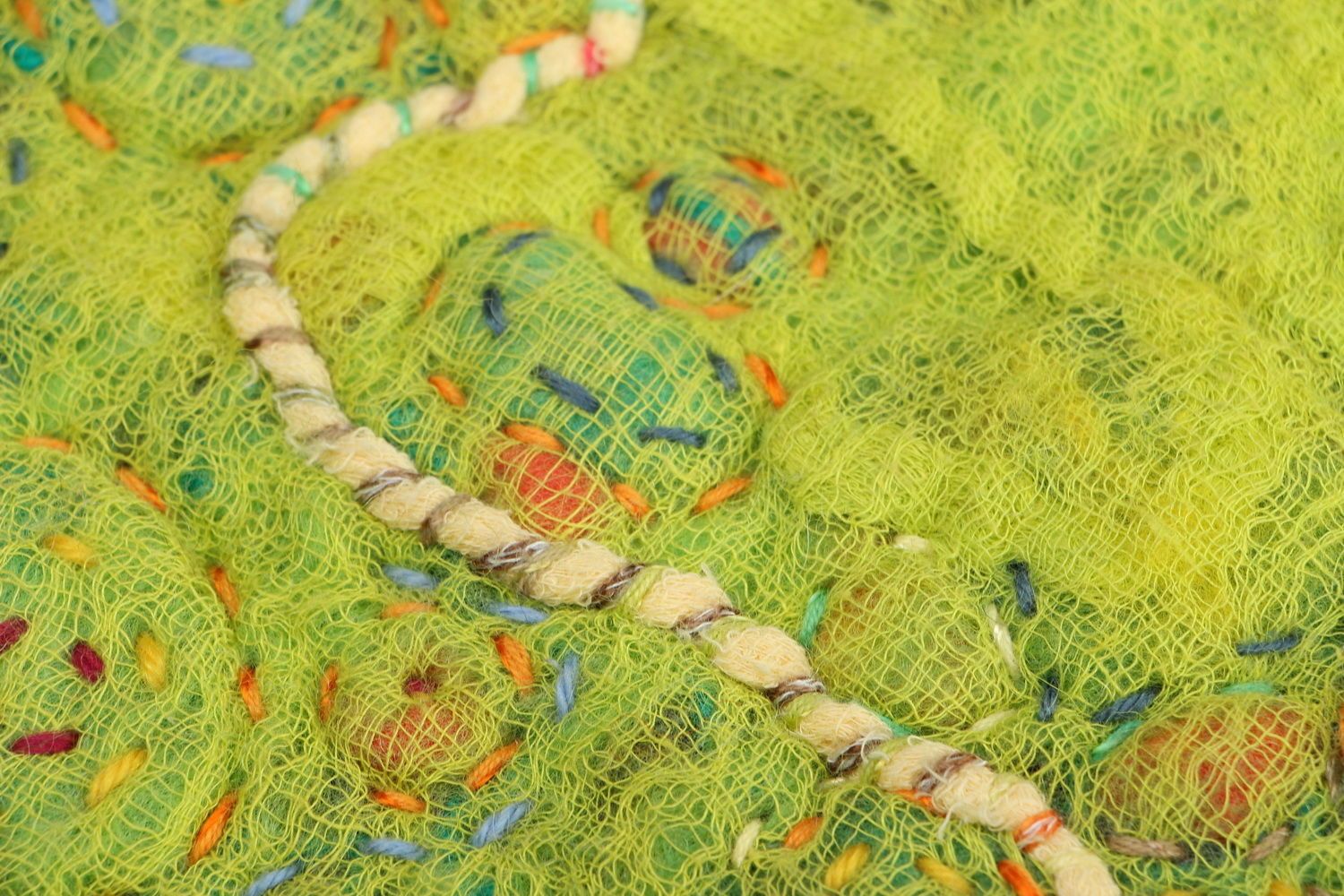 Bolsa verde de lana en técnica nuno fieltro Solamente íbamos sembrando foto 3