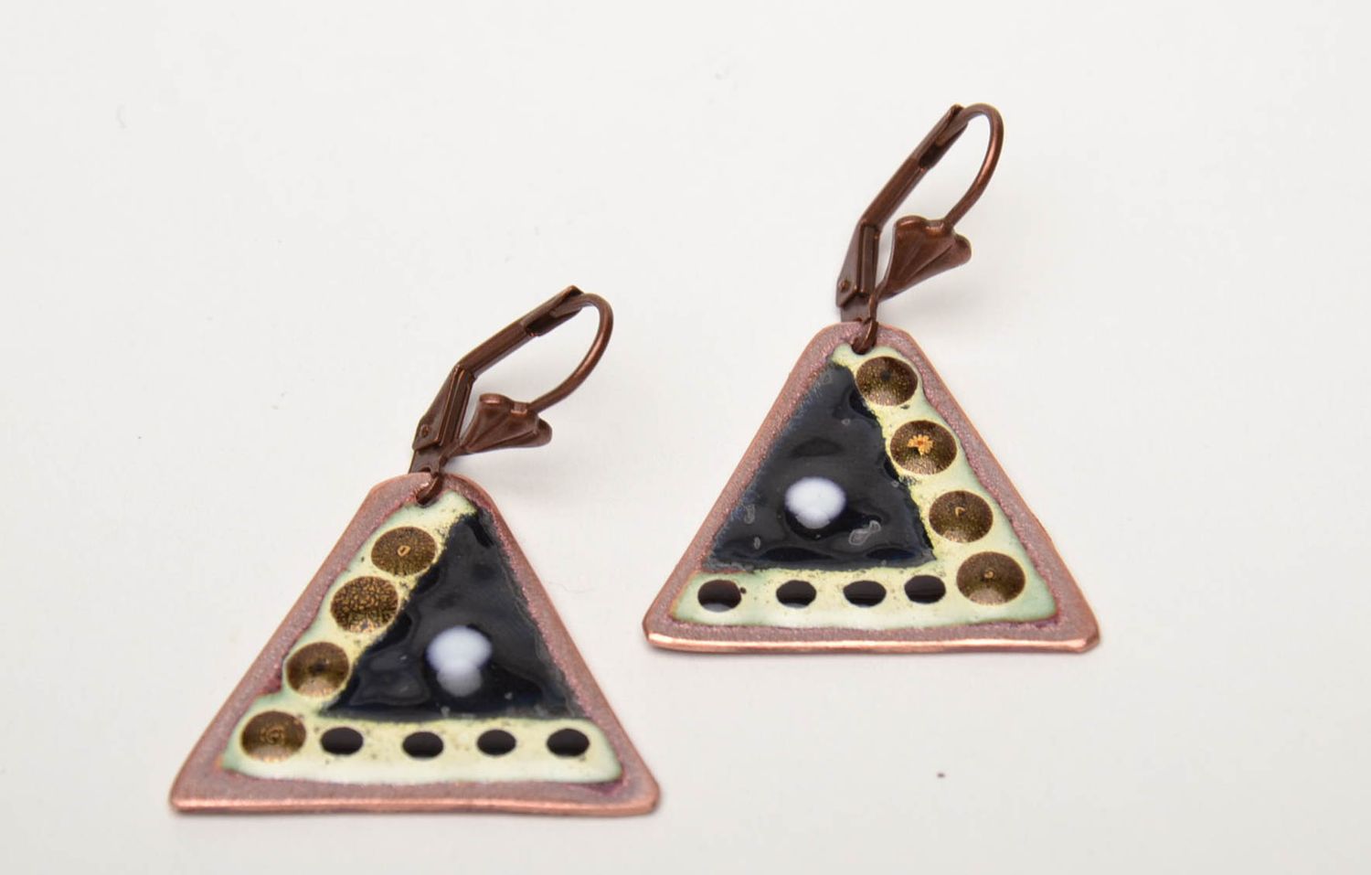 Pendientes de cobre pintados con esmaltes triangulares foto 3