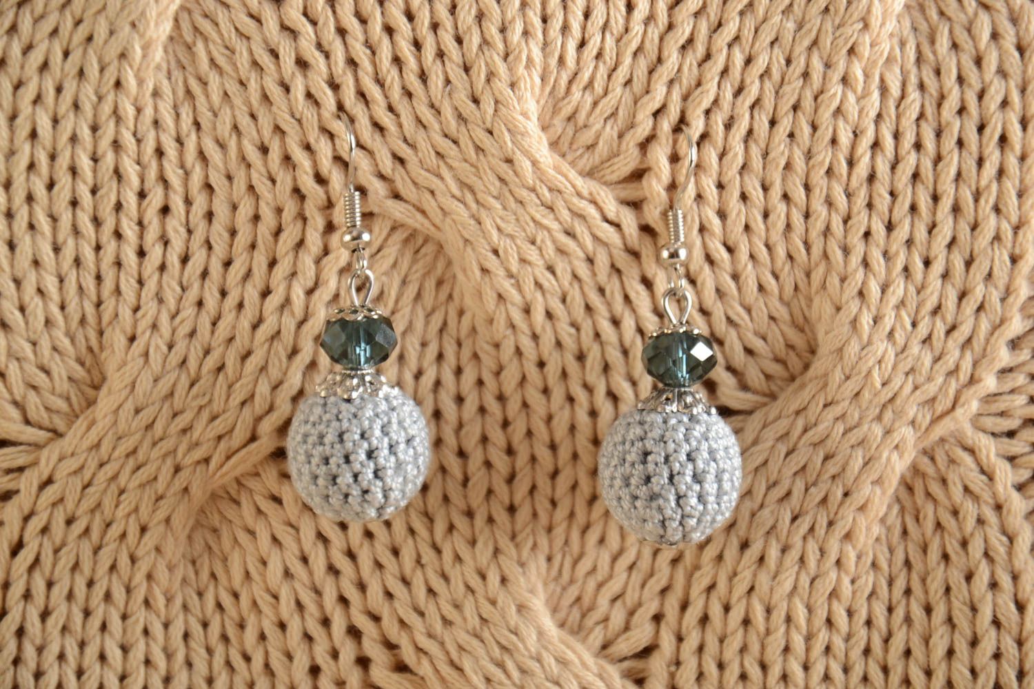 Boucles d'oreilles pendantes faites main avec perles tricotées couleur grise photo 1