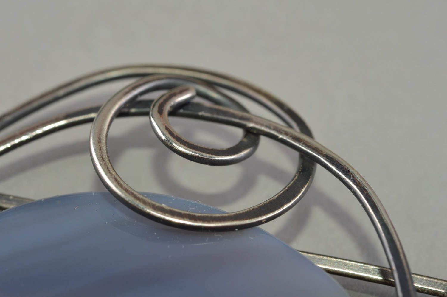 Broche en métal cupronickel avec cornaline bleu clair fait main Réflexion photo 5