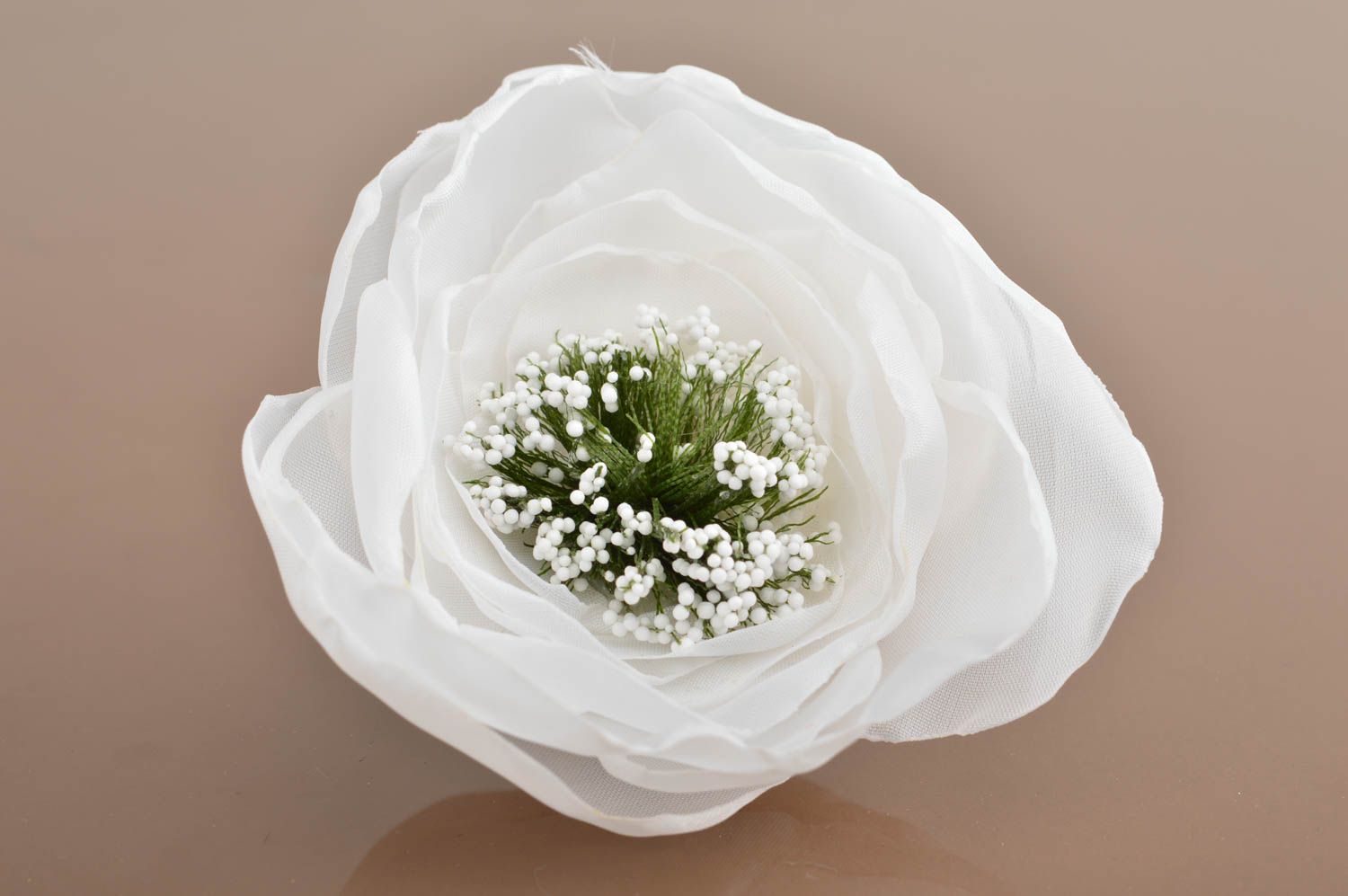 Белая шифоновая брошь в виде цветка мака ручной работы авторская красивая фото 2