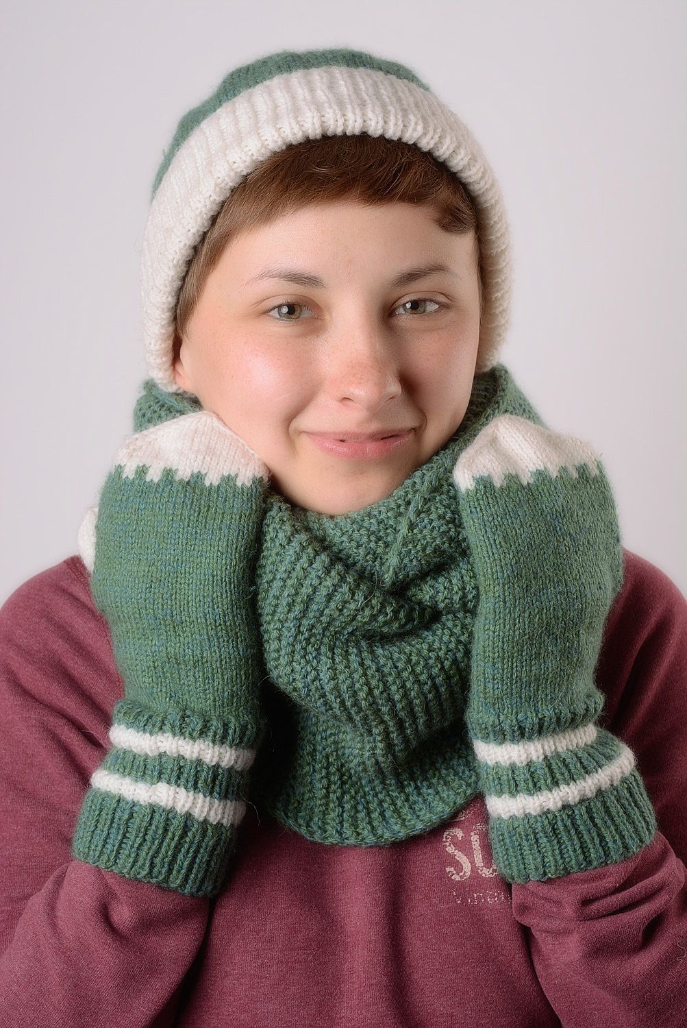 Ensemble tricot pour femme bonnet écharpe et moufles faits main verts originaux photo 1